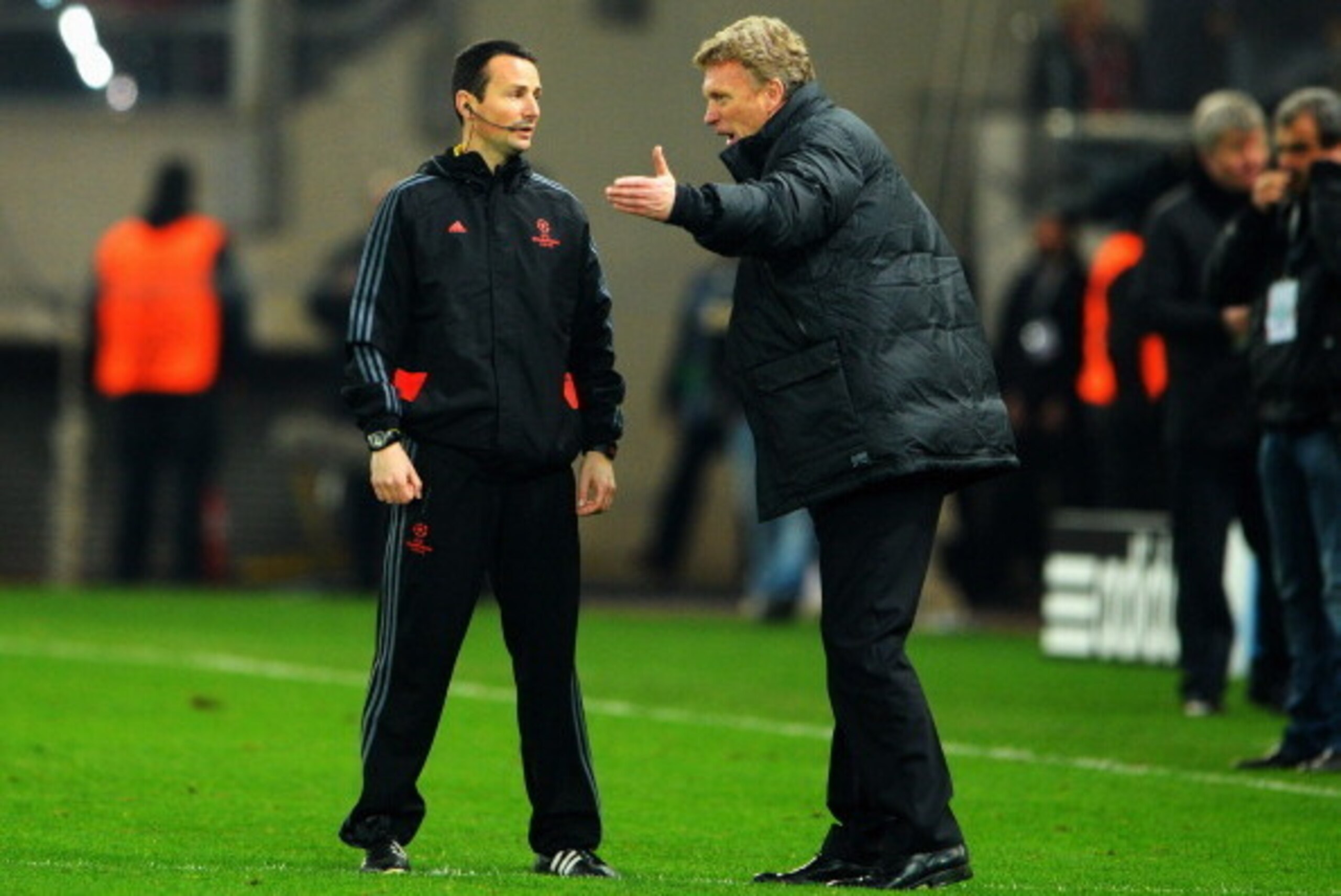 PIRAEUS, GREECE - FEBRUARY 25:  Manchester United manager David Moyes talks to a match official during the UEFA Champions League Round of 16 first leg match between Olympiacos FC and Manchester United at Karaiskakis Stadium on February 25, 2014 in Piraeus