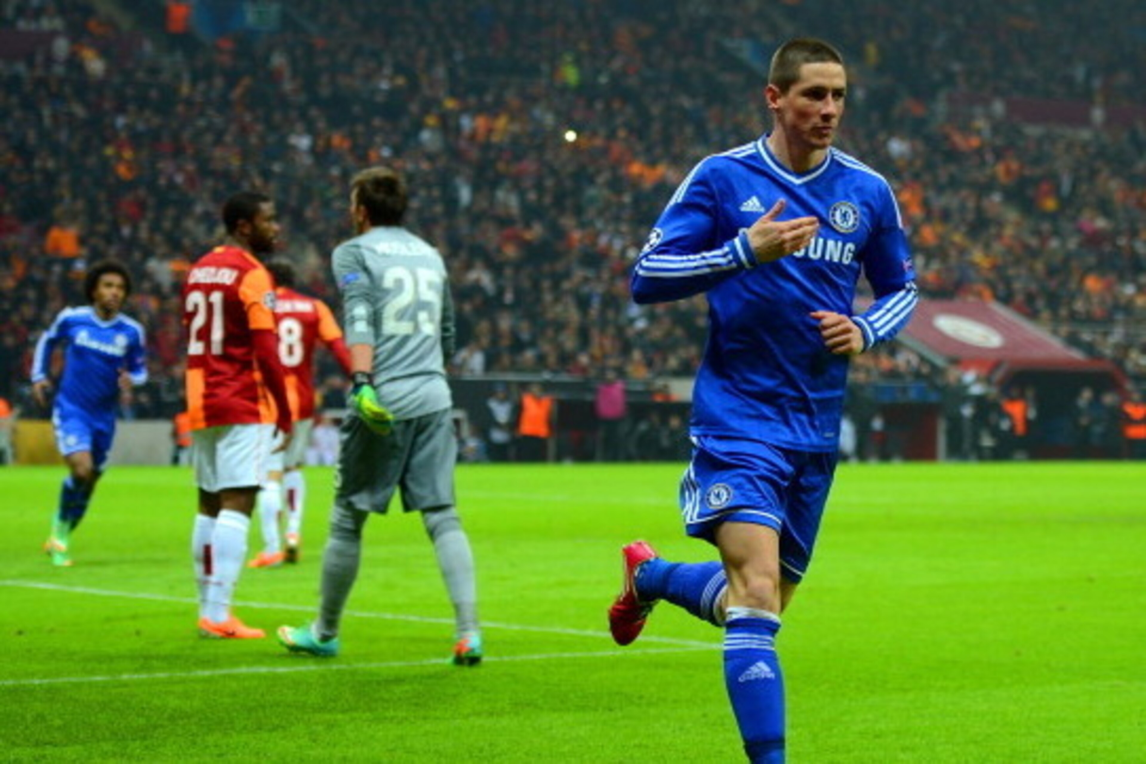 ISTANBUL, TURKEY - FEBRUARY 26:  Fernando Torres of Chelsea turns to celebrate scoring the opening goal during the UEFA Champions League Round of 16 first leg match between Galatasaray AS and Chelsea at Ali Sami Yen Arena on February 26, 2014 in Istanbul,