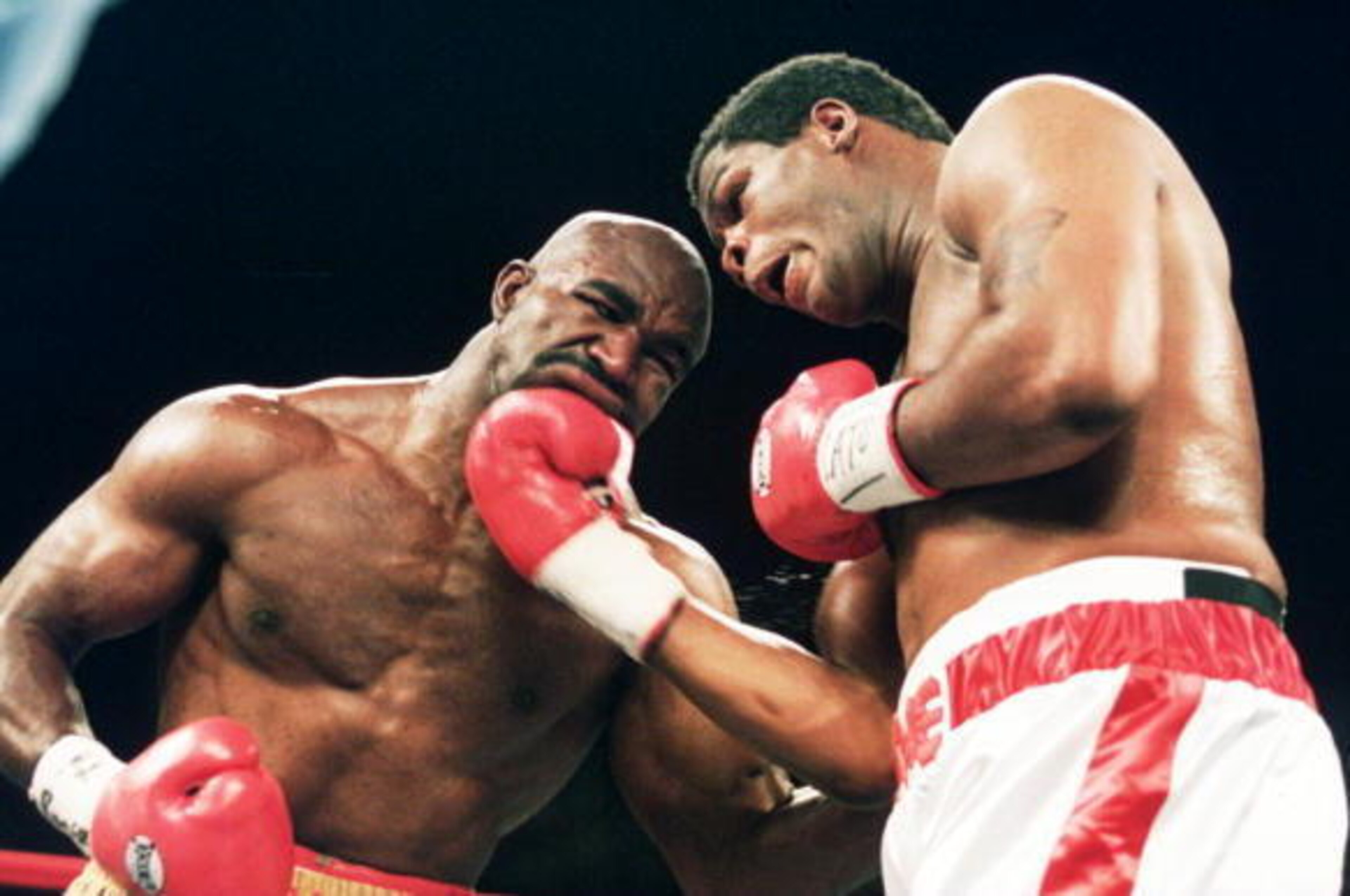 4 NOV 1995:  RIDDICK BOWE, RIGHT, DELIVERS A RIGHT HOOK TO THE CHIN OF EVANDER HOLYFIELD DURING THEIR HEAVYWEIGHT BOUT AT CAESARS PALACE IN LAS VEGAS, NEVADA.  Mandatory Credit: Al Bello/ALLSPORT