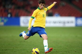 BEIJING, CHINA - OCTOBER 15:  Oscar of Brazil controls the ball during the international friendly match between Brazil and Zambia at Beijing National Stadium on October 15, 2013 in Beijing, China.  (Photo by Feng Li/Getty Images)