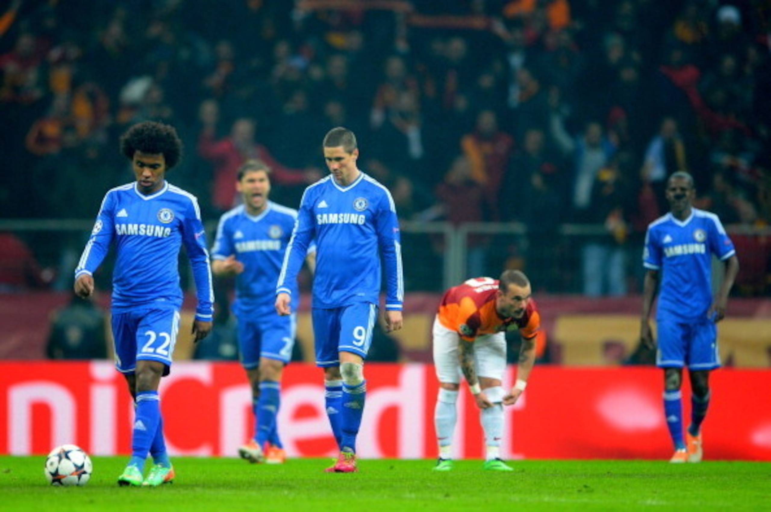 ISTANBUL, TURKEY - FEBRUARY 26:  A dejected Willian and Fernando Torres of Chelsea  look on after conceding the first goal during the UEFA Champions League Round of 16 first leg match between Galatasaray AS and Chelsea at Ali Sami Yen Arena on February 26