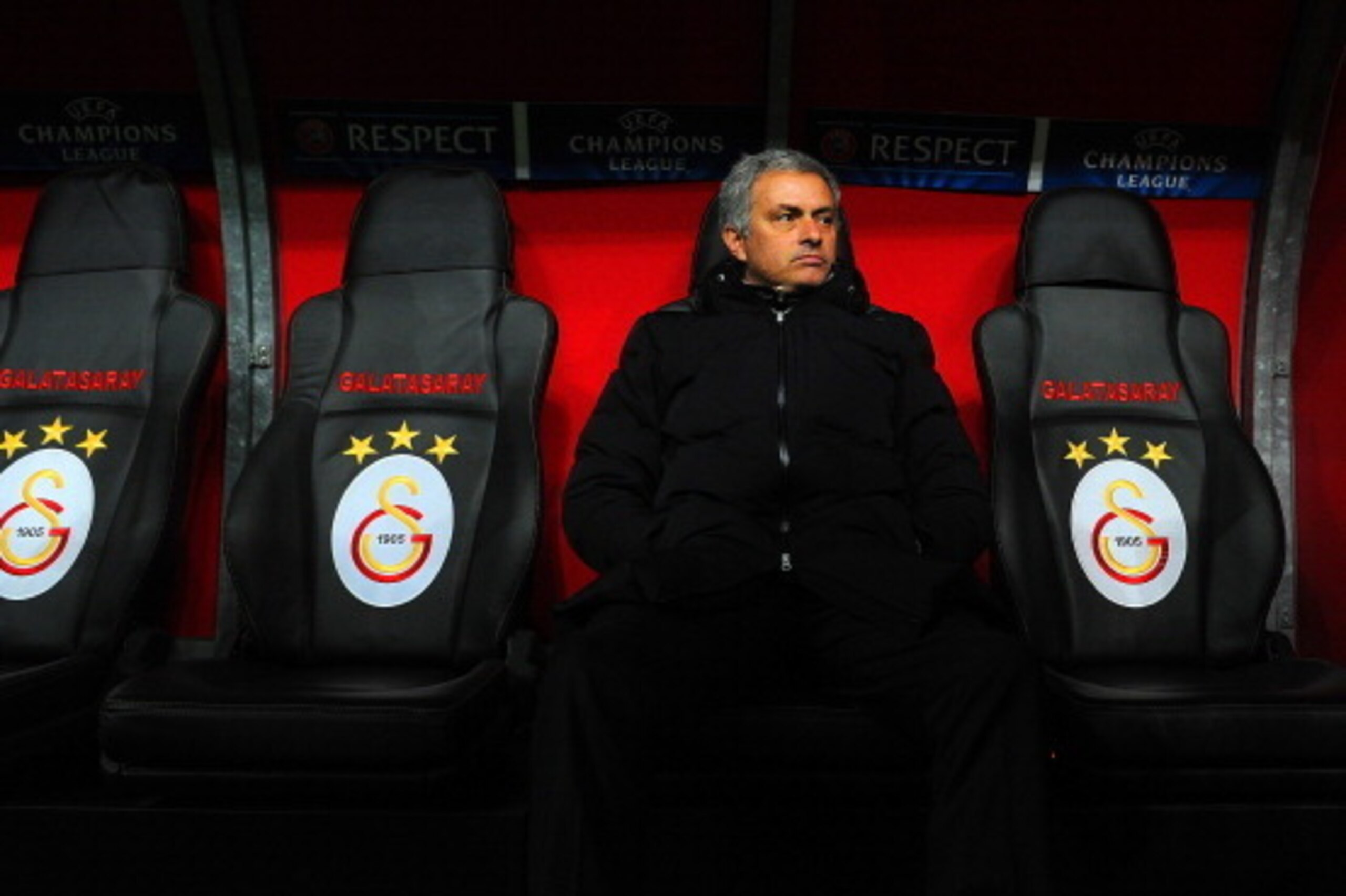 ISTANBUL, TURKEY - FEBRUARY 26:  Jose Mourinho manager of Chelsea looks on during the UEFA Champions League Round of 16 first leg match between Galatasaray AS and Chelsea at Ali Sami Yen Arena on February 26, 2014 in Istanbul, Turkey.  (Photo by Michael R