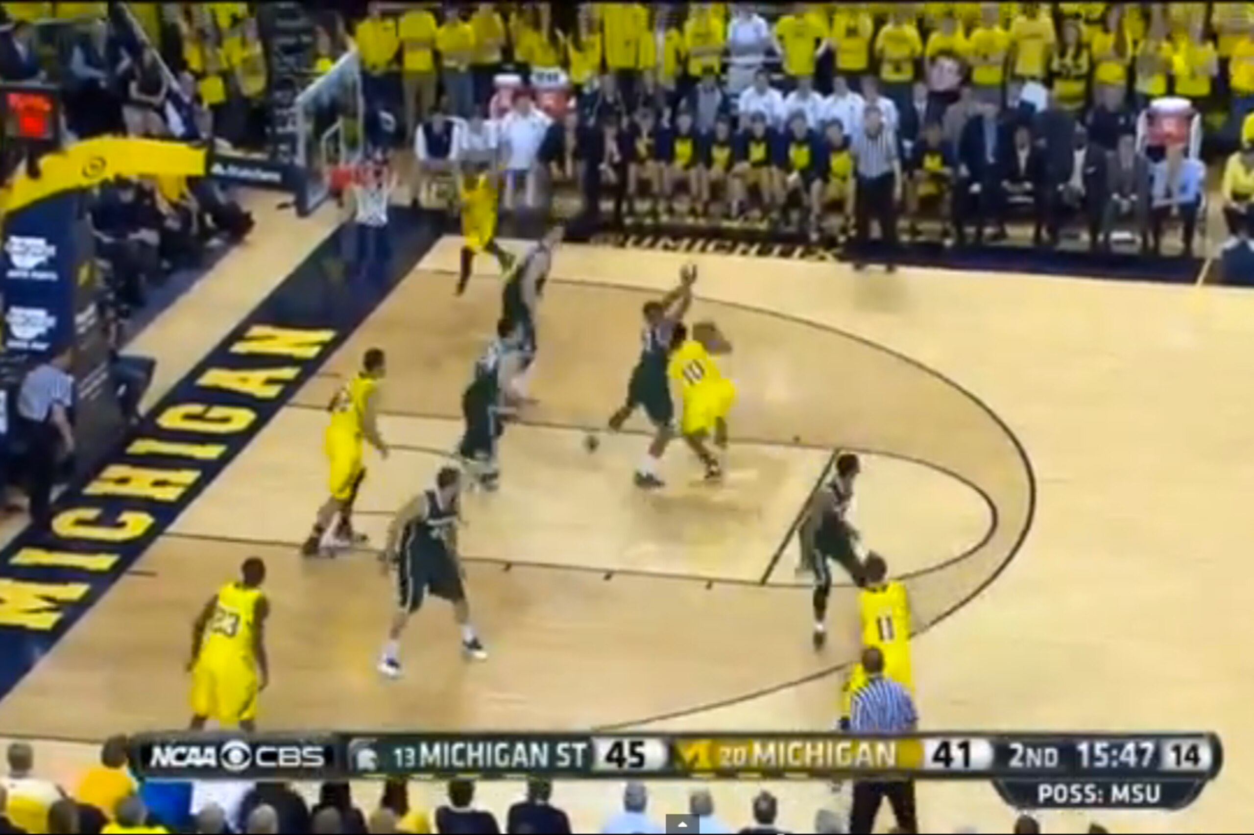 Notice how everyone is looking at Walton, leaving Robinson unguarded to drive the baseline. Photo courtesy of YouTube.