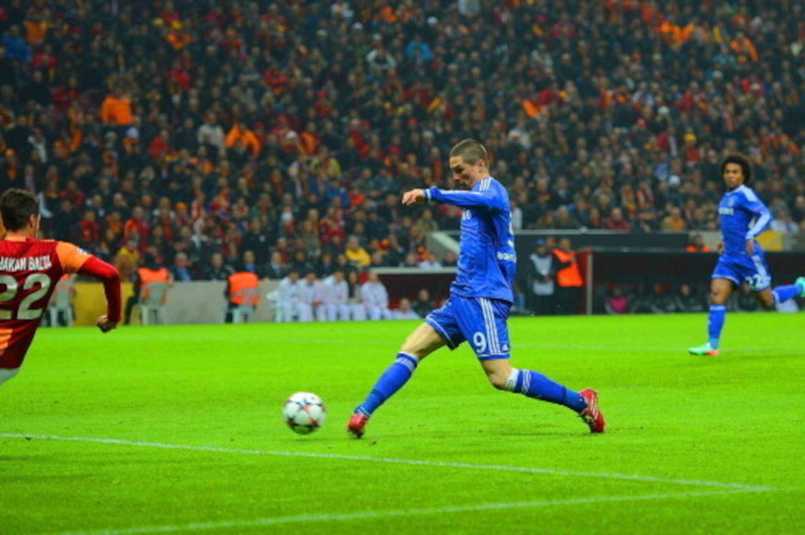 ISTANBUL, TURKEY - FEBRUARY 26:  Fernando Torres of Chelsea scores the opening goal during the UEFA Champions League Round of 16 first leg match between Galatasaray AS and Chelsea at Ali Sami Yen Arena on February 26, 2014 in Istanbul, Turkey.  (Photo by 