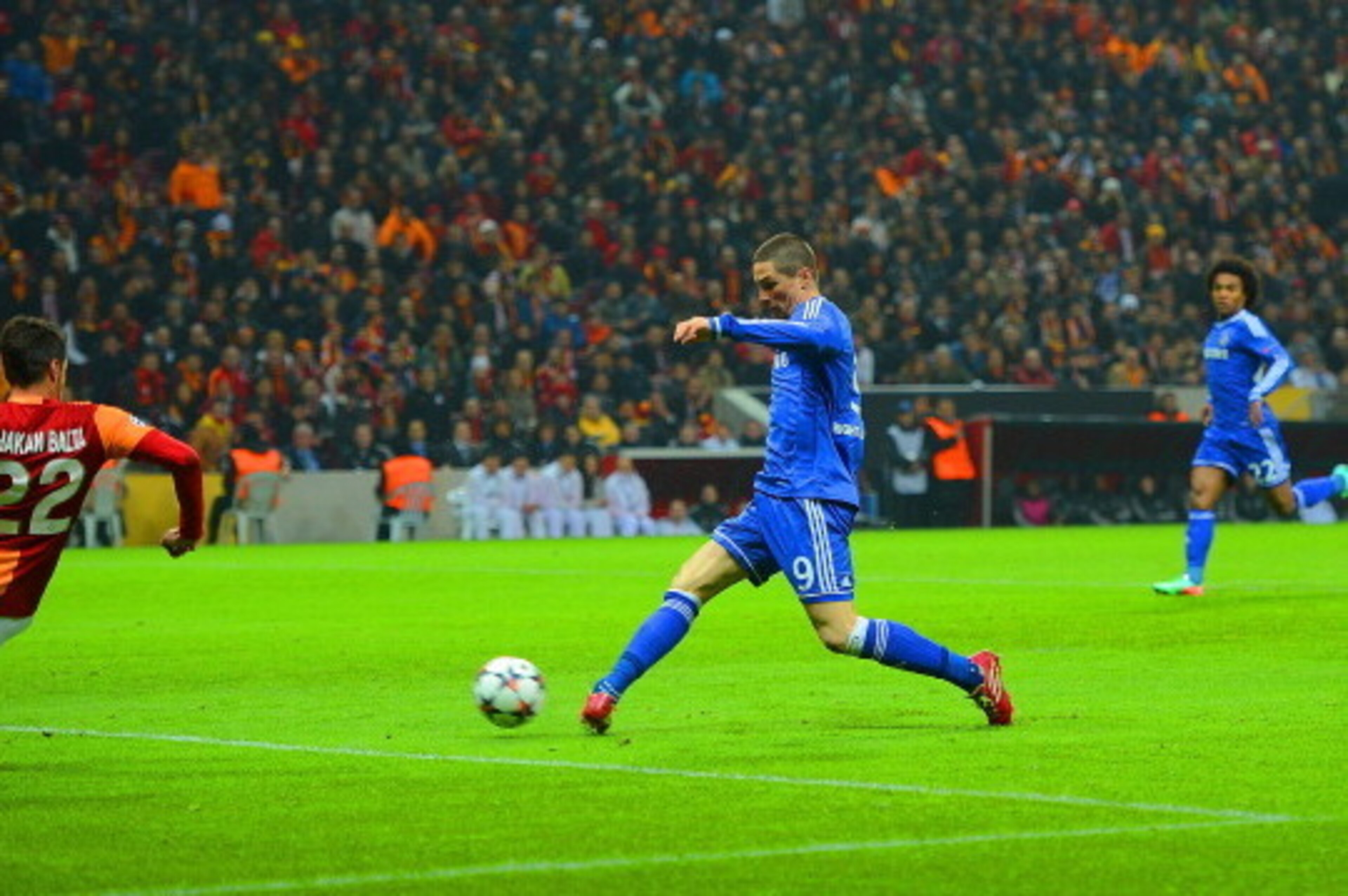 ISTANBUL, TURKEY - FEBRUARY 26:  Fernando Torres of Chelsea scores the opening goal during the UEFA Champions League Round of 16 first leg match between Galatasaray AS and Chelsea at Ali Sami Yen Arena on February 26, 2014 in Istanbul, Turkey.  (Photo by 