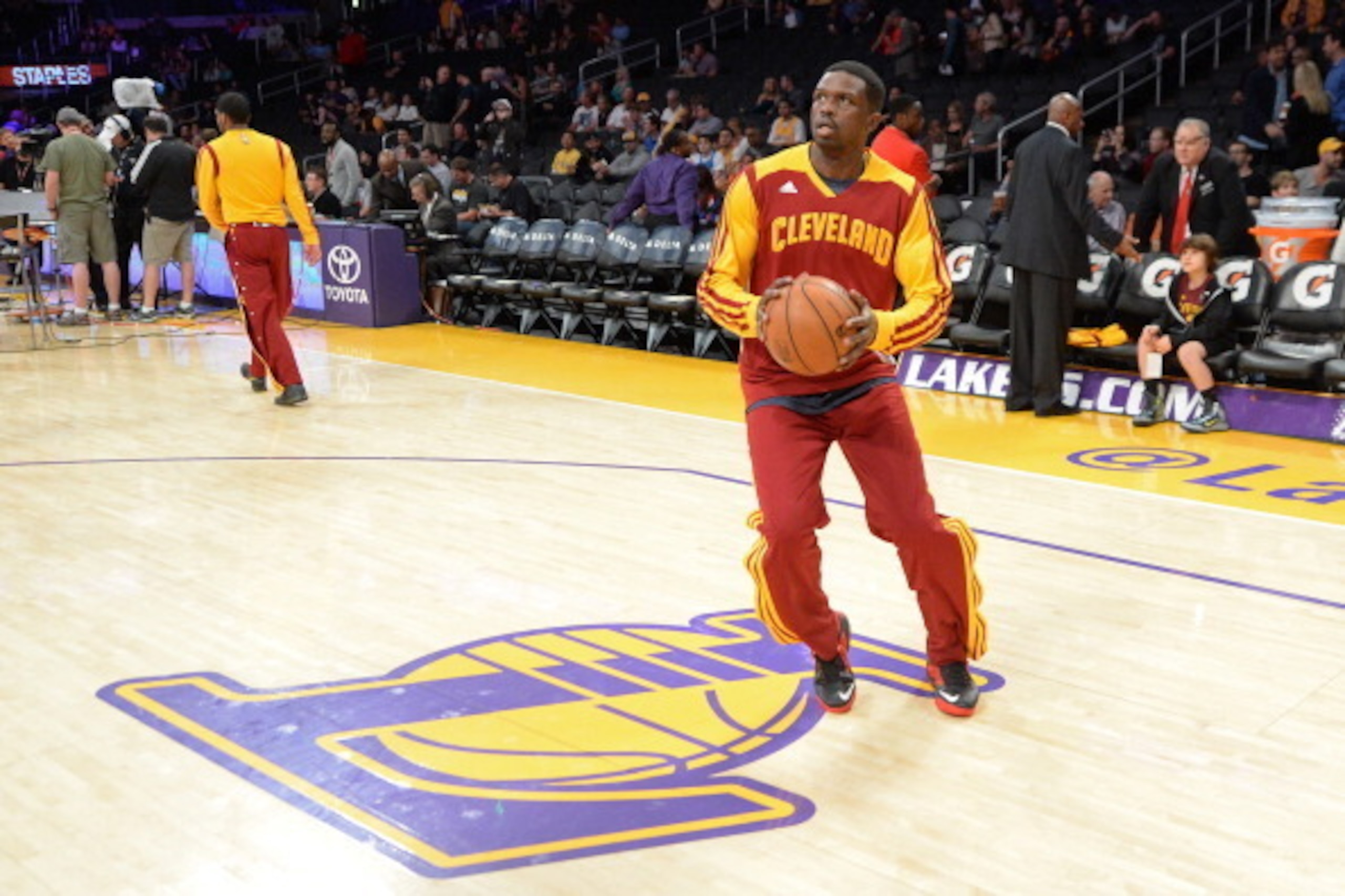 LOS ANGELES, CA - JANUARY 14: Luol Deng #9 of the Cleveland Cavaliers warms up before the game against the Los Angeles Lakers at Staples Center on January 14, 2014 in Los Angeles, California. NOTE TO USER: User expressly acknowledges and agrees that, by LOS ANGELES, CA - JANUARY 14: Luol Deng #9 of the Cleveland Cavaliers warms up before the game against the Los Angeles Lakers at Staples Center on January 14, 2014 in Los Angeles, California. NOTE TO USER: User expressly acknowledges and agrees that, by