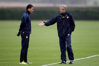 ST ALBANS, ENGLAND - NOVEMBER 22:  Arsenal manager Arsene Wenger talks to Marouane Chamakh during Arsenal training ahead of their UEFA Champions League match against Braga at London Colney on November 22, 2010 in St Albans, England.  (Photo by Scott Heave