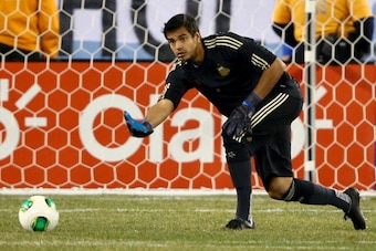 EAST RUTHERFORD, NJ - NOVEMBER 15:  Sergio Romero #1 of Argentina passes the ball in the first half against Ecuador during a friendly match at MetLife Stadium on November 15, 2013 in East Rutherford, New Jersey.  (Photo by Elsa/Getty Images)