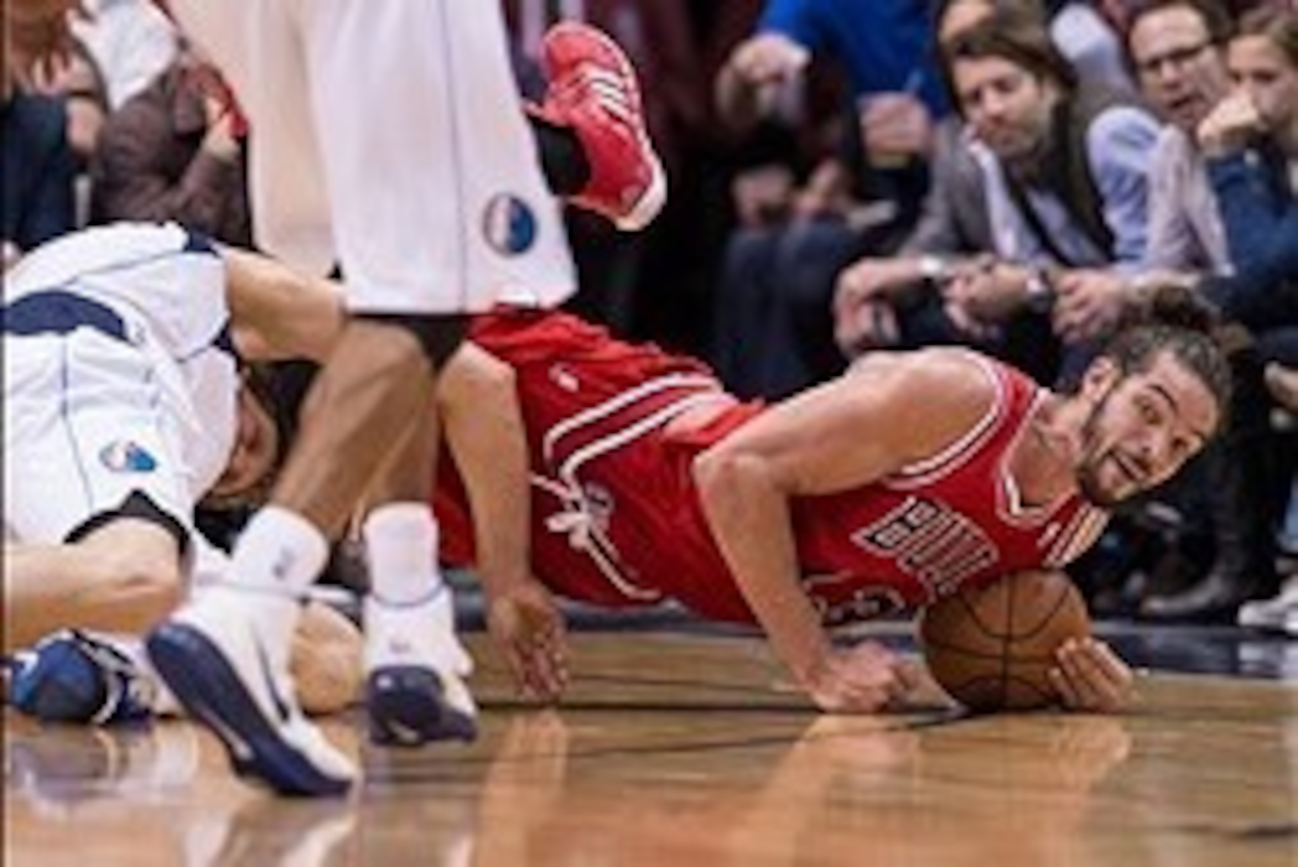 Feb 28, 2014; Dallas, TX, USA; Chicago Bulls center Joakim Noah (13) jumps over Dallas Mavericks power forward Dirk Nowitzki (41) to grab a loose ball during the second half at the American Airlines Center. The Bulls defeated the Mavericks 100-91. Mandato