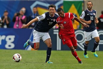CHICAGO, IL - JULY 28:  Michael Parkhurst #15 of the United States and Alberto Quintero #19 of Panama battle as they chase the ball during the CONCACAF Gold Cup final match at Soldier Field on July 28, 2013 in Chicago, Illinois. The United States defeated