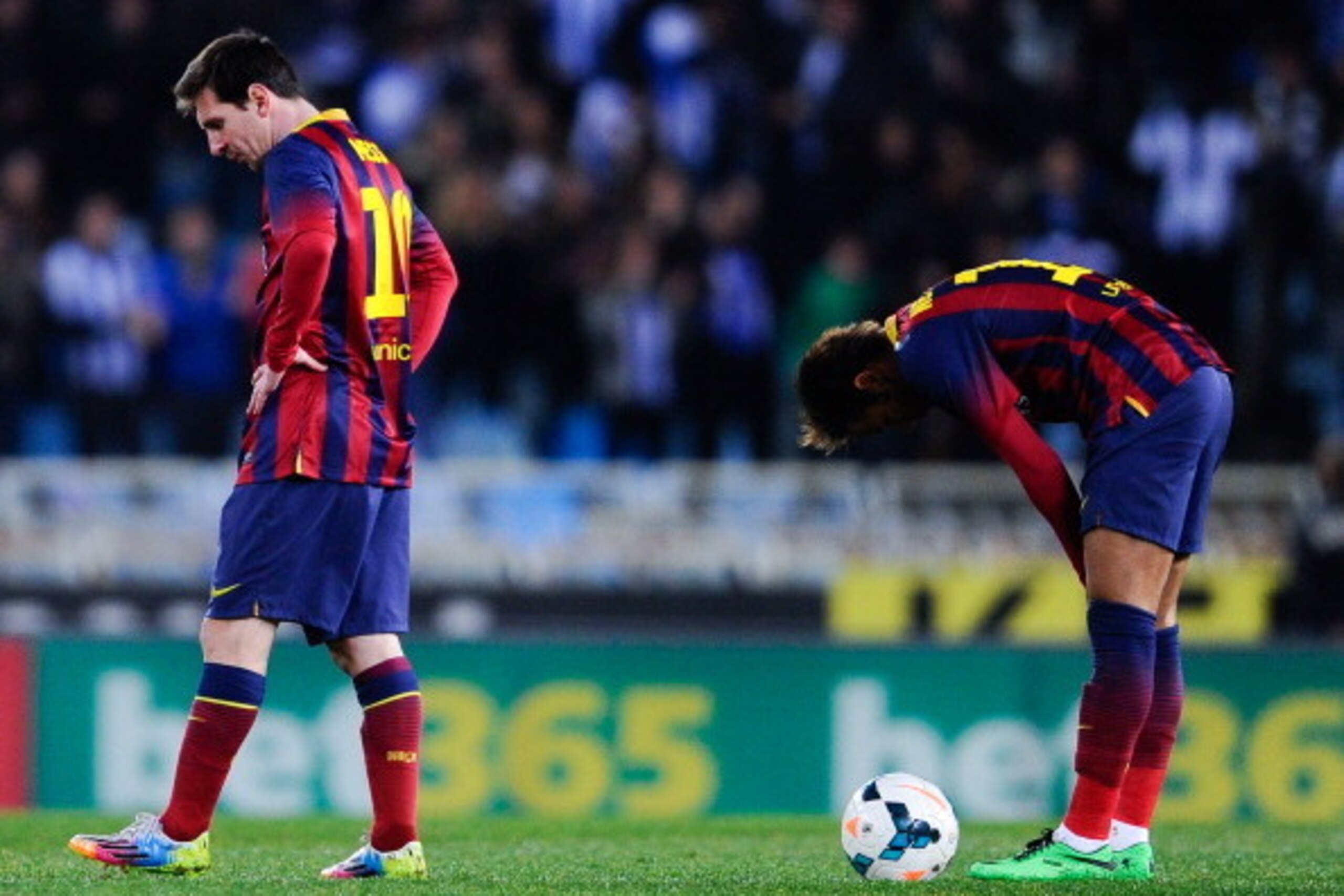SAN SEBASTIAN, SPAIN - FEBRUARY 22:  Lionel Messi (L) and Neymar of FC Barcelona react after Antoine Griezmann of Real Sociedad scored his team's second goal goal during the La Liga match between Real Sociedad and FC Barcelona at Estadio Anoeta on Februar