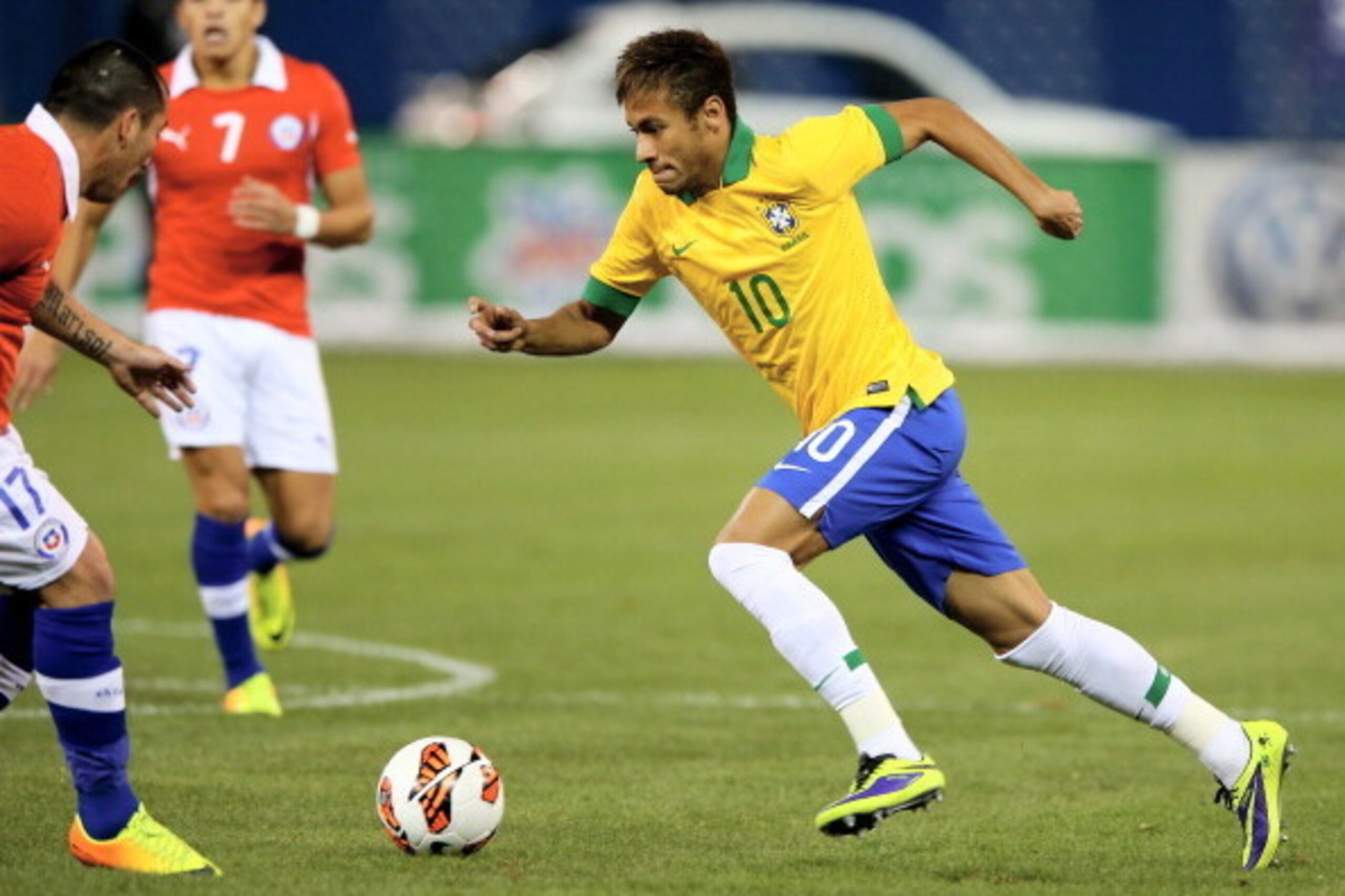 TORONTO, ON - NOVEMBER 19:  Neymar #10 of Brazil takes the ball in the first half against Chile during a friendly match at Rogers Centre on November 19, 2013 in Toronto, Canada.  (Photo by Elsa/Getty Images)