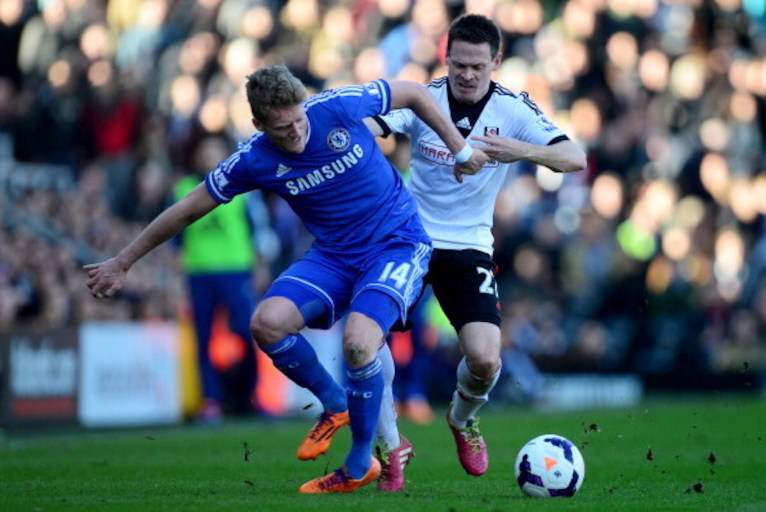 LONDON, ENGLAND - MARCH 01:  Andre Schurrle of Chelsea battles with Sascha Riether of Fulham during the Barclays Premier League match between Fulham and Chelsea at Craven Cottage on March 1, 2014 in London, England.  (Photo by Jamie McDonald/Getty Images)