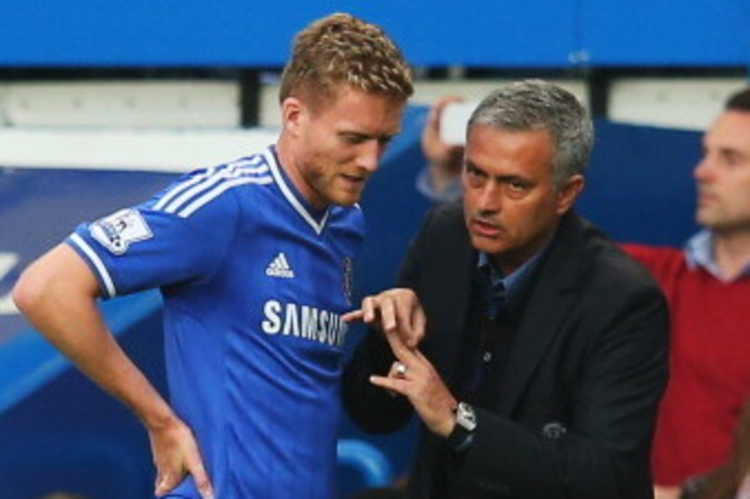 LONDON, ENGLAND - SEPTEMBER 21:  Andre Schurrle of Chelsea talks with his manager Jose Mourinho during the Barclays Premier League match between Chelsea and Fulham at Stamford Bridge on September 21, 2013 in London, England.  (Photo by Julian Finney/Getty