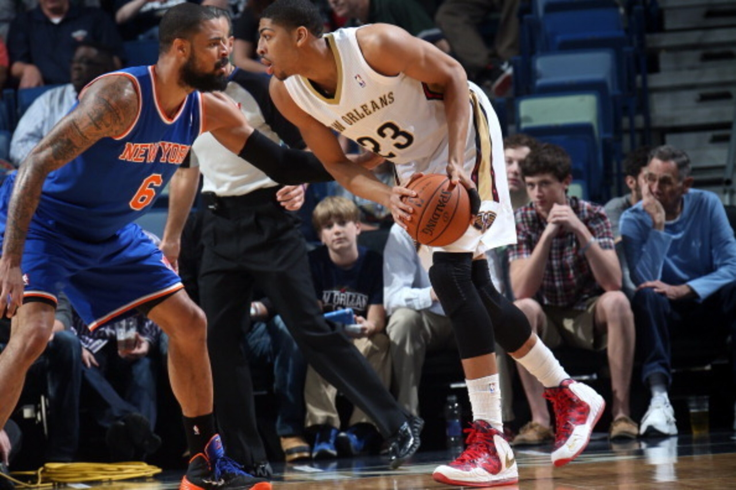 NEW ORLEANS, LA - FEBRUARY 19:  Anthony Davis #23 of the New Orleans Pelicans handles the ball during a game against the New York Knicks on February 19, 2014 at the Smoothie King Center in New Orleans, Louisiana. NOTE TO USER: User expressly acknowledges 