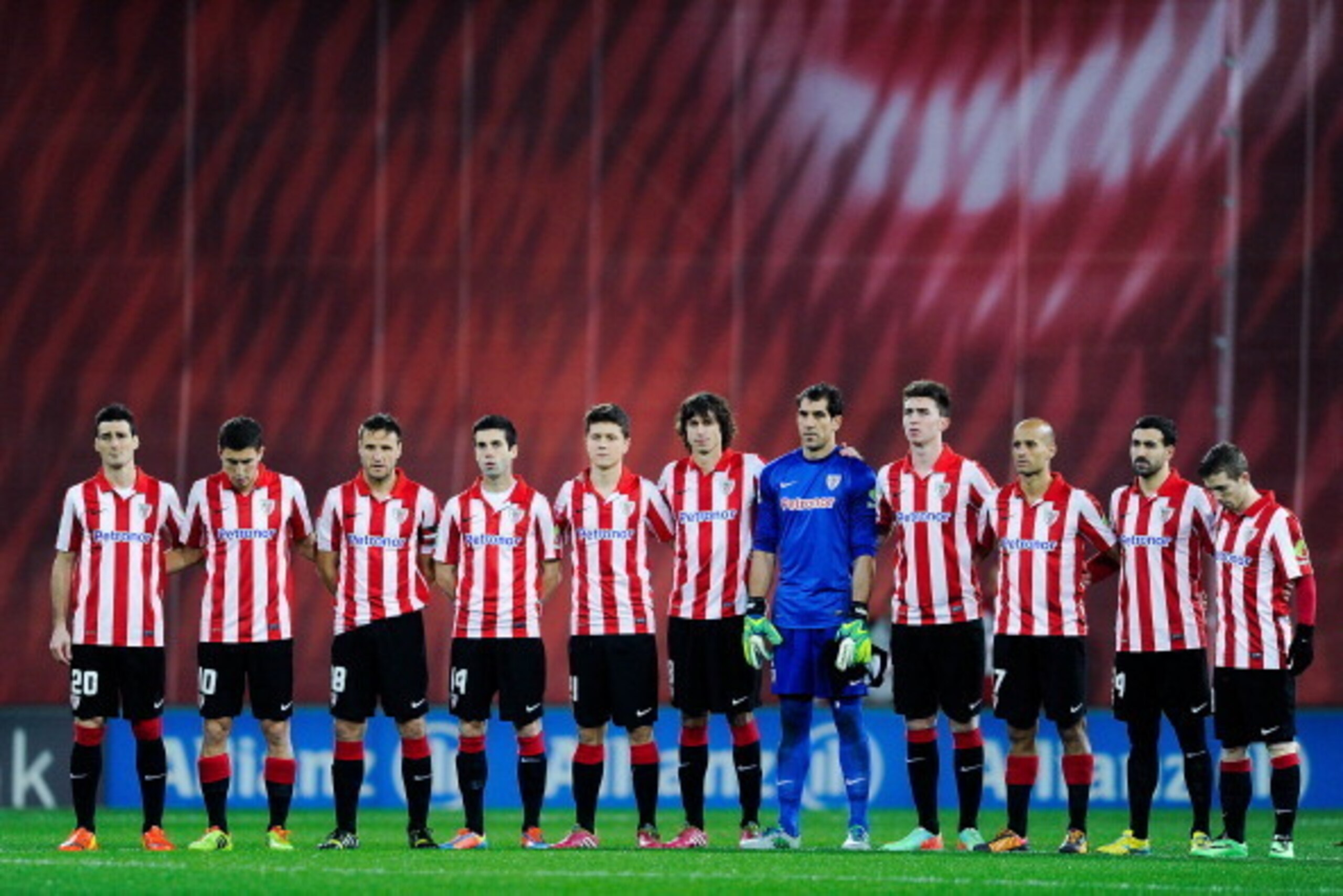 BILBAO, SPAIN - FEBRUARY 02: Athletic Club de Bilbao players observe a minute silence in memory of former Spain National Team coach Luis Aragones during the La Liga match between Athletic Club and Real Madrid CF at San Mames Stadium on February 2, 2014 in