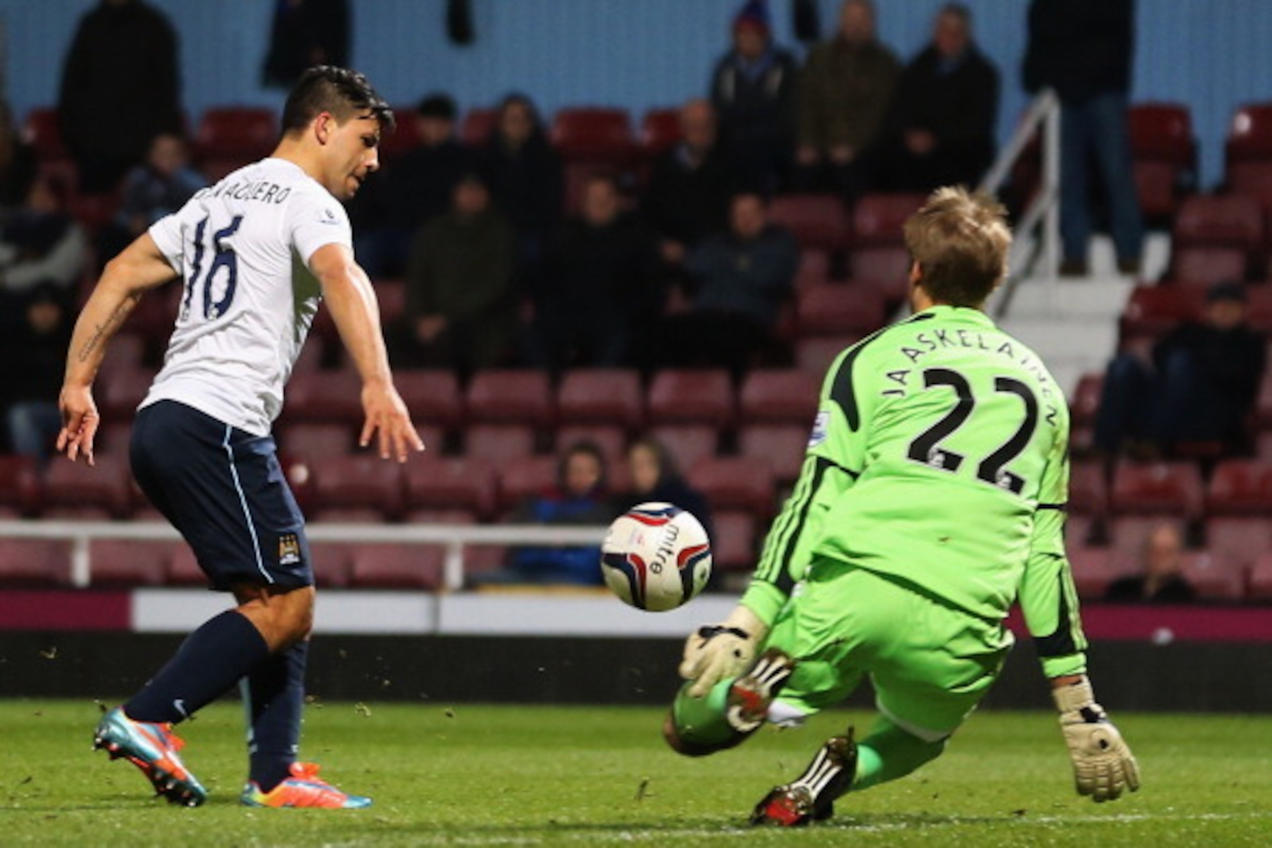 LONDON, ENGLAND - JANUARY 21:  Sergio Aguero of Manchester City beats Jussi Jaaskelainen of West Ham United to score their second goal during the Capital One Cup Semi-Final, Second Leg match between West Ham United and Manchester City at Boleyn Ground on 