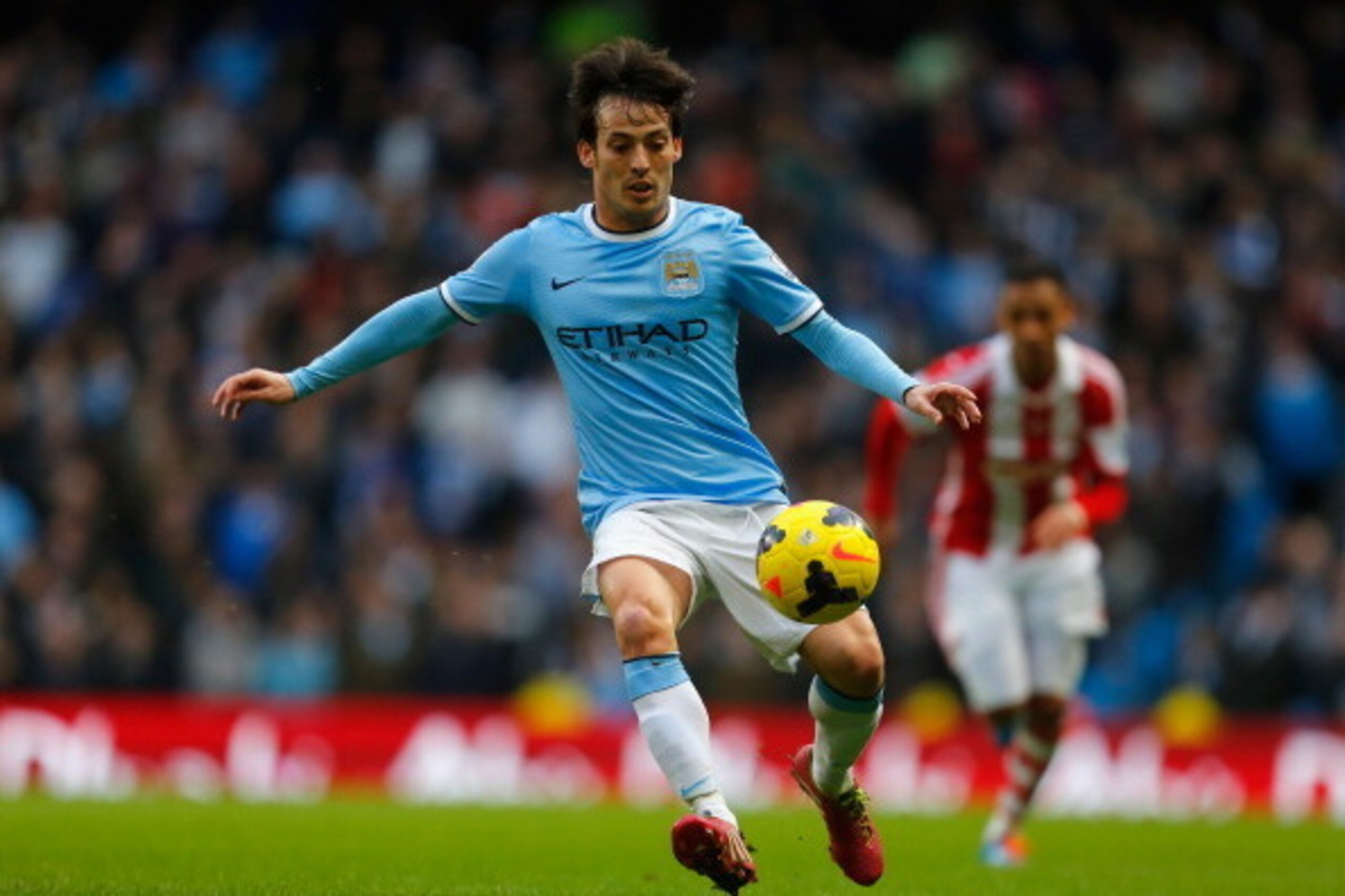 MANCHESTER, ENGLAND - FEBRUARY 22:  David Silva of Manchester City in action during the Barclays Premier League match between Manchester City and Stoke City at the Etihad Stadium on February 22, 2014 in Manchester, England.  (Photo by Paul Thomas/Getty Im