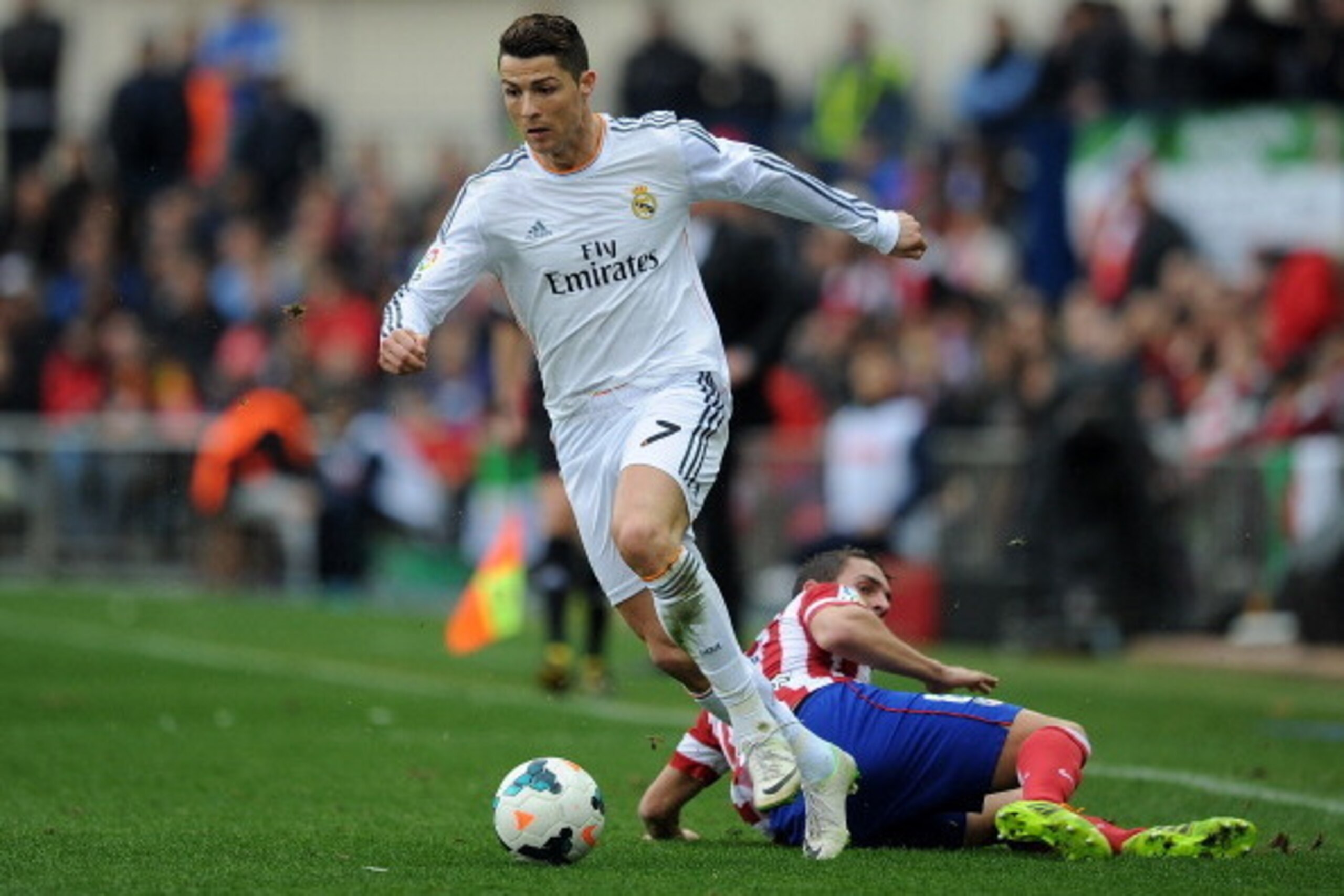 MADRID, SPAIN - MARCH 02:  Cristiano Ronaldo (L) of Real Madrid CF beats Raul Garcia of Club Atletico de Madrid during the La Liga match between Club Atletico de Madrid and Real Madrid CF  at Vicente Calderon Stadium on March 2, 2014 in Madrid, Spain.  (P