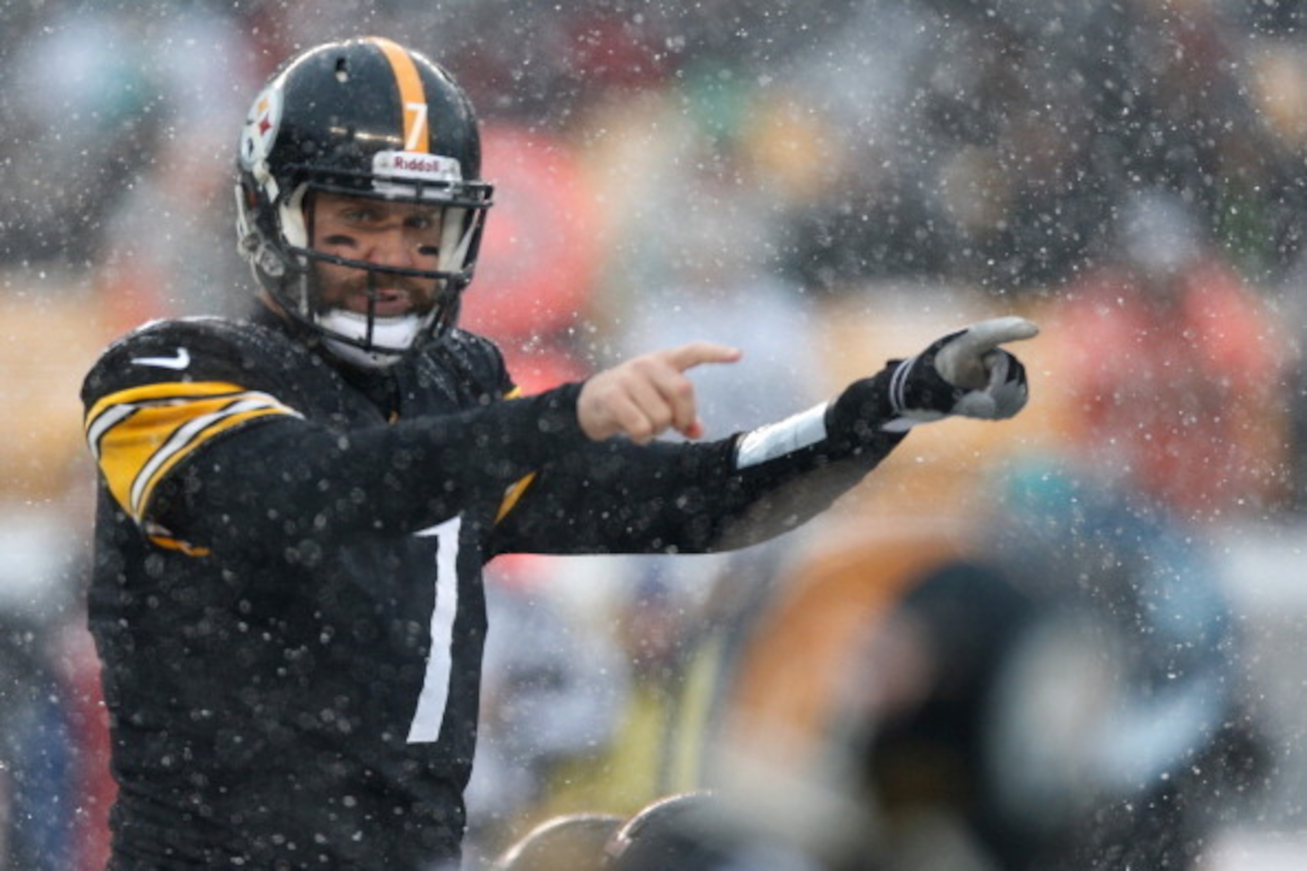 PITTSBURGH, PA - DECEMBER 08: Ben Roethlisberger #7 of the Pittsburgh Steelers calls a play in the first quarter against the Miami Dolphins at Heinz Field on December 8, 2013 in Pittsburgh, Pennsylvania.  (Photo by Gregory Shamus/Getty Images)