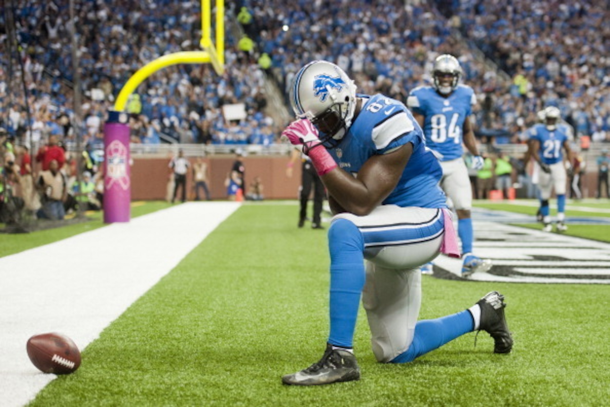 DETROIT, MI - OCTOBER 20: Tight end Brandon Pettigrew #87 of the Detroit Lions celebrates after he ran in a touchdown during the first half against the Cincinnati Bengals at Ford Field on October 20, 2013 in Detroit, Michigan. (Photo by Jason Miller/Getty