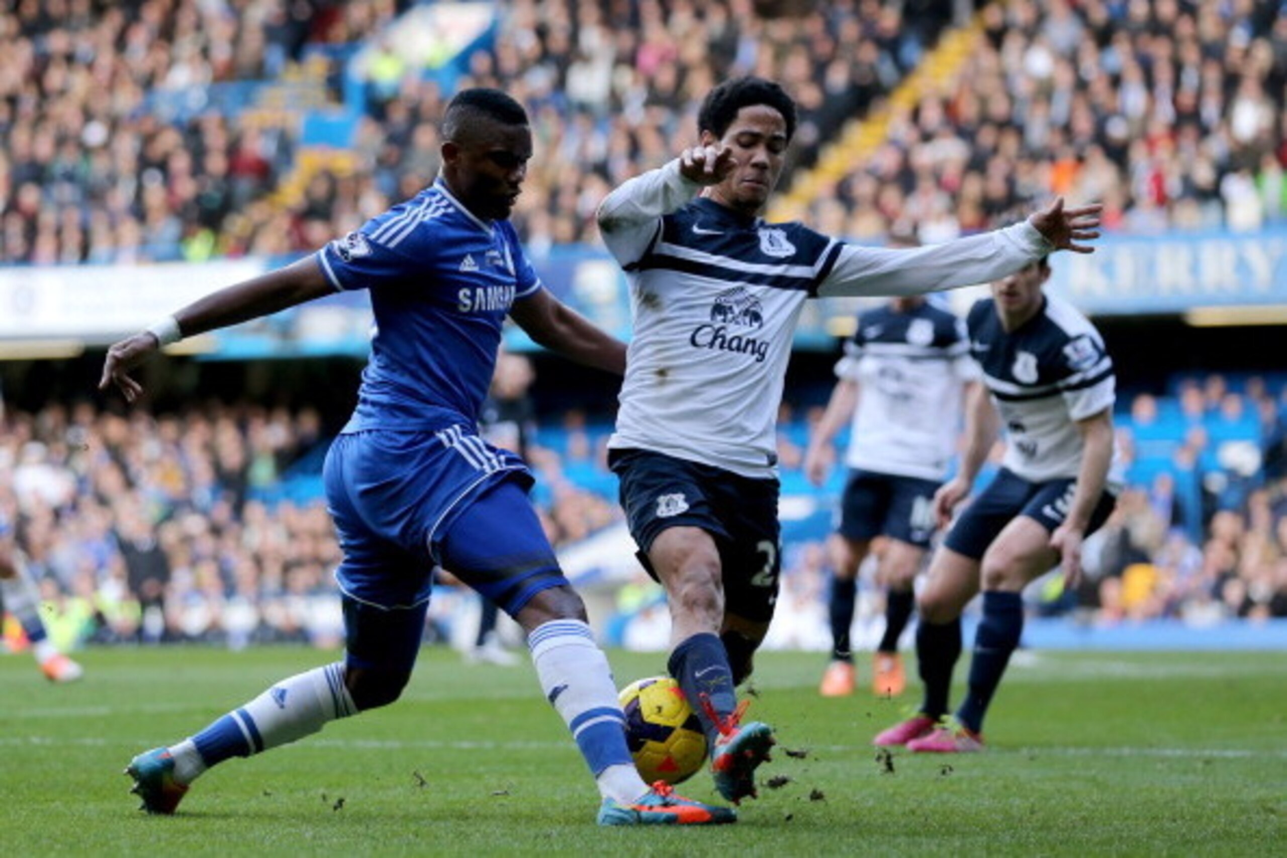 LONDON, ENGLAND - FEBRUARY 22:  Samuel Eto'o of Chelsea battles wtih Steven Pienaar of Everton during the Barclays Premier League match between Chelsea and Everton at Stamford Bridge on February 22, 2014 in London, England.  (Photo by Ian Walton/Getty Ima