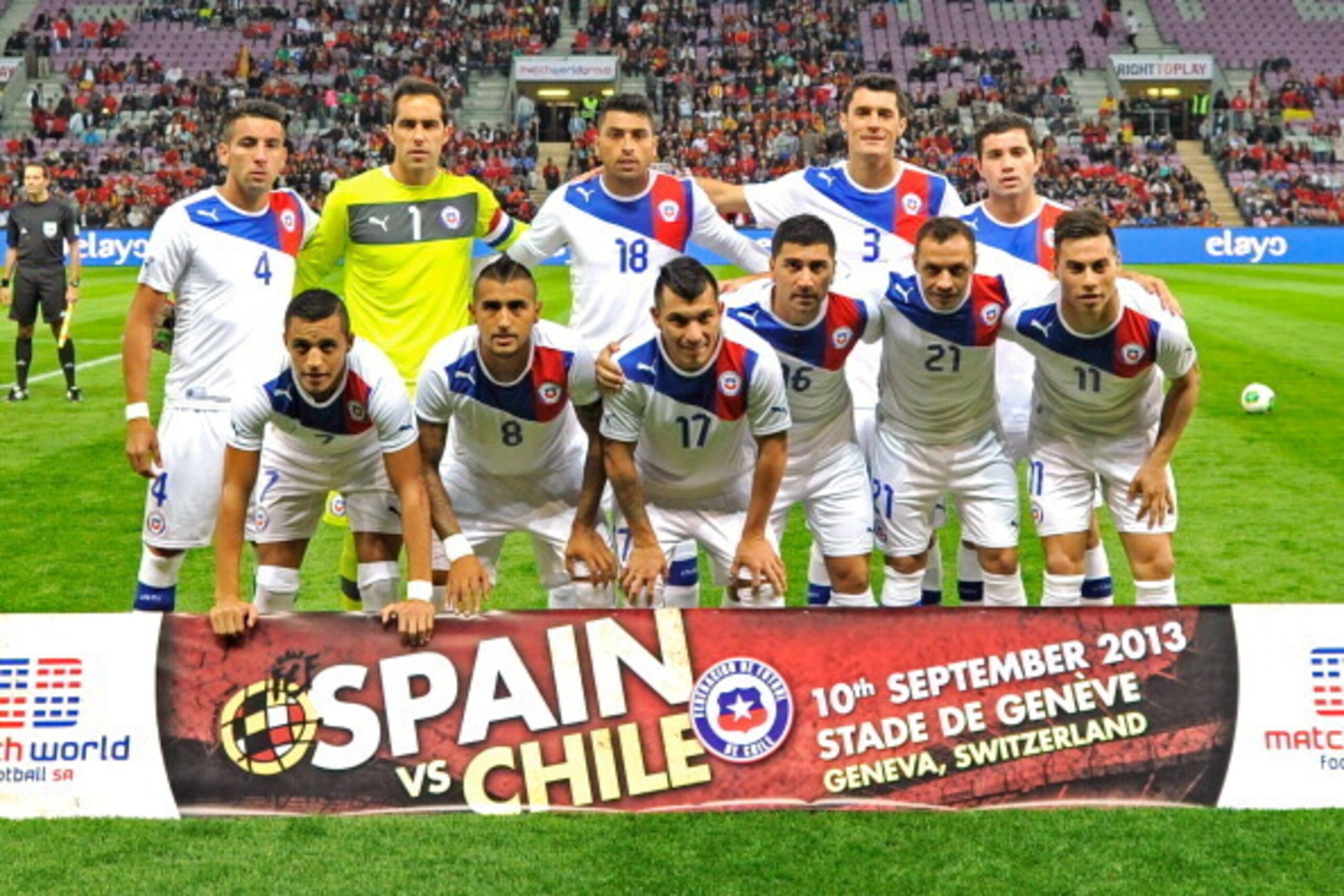 GENEVA, SWITZERLAND - SEPTEMBER 10:  Mauricio Isla, Claudio Bravo, Gonzalo Jara, Marcos Gonzalez, Eugenio Mena, Alexis Sanchez, Arturo Vidal, Gary Medel, David Pizarro, Marcelo Diaz and Eduardo Vargas of Chile pose during the Spain v Chile international f