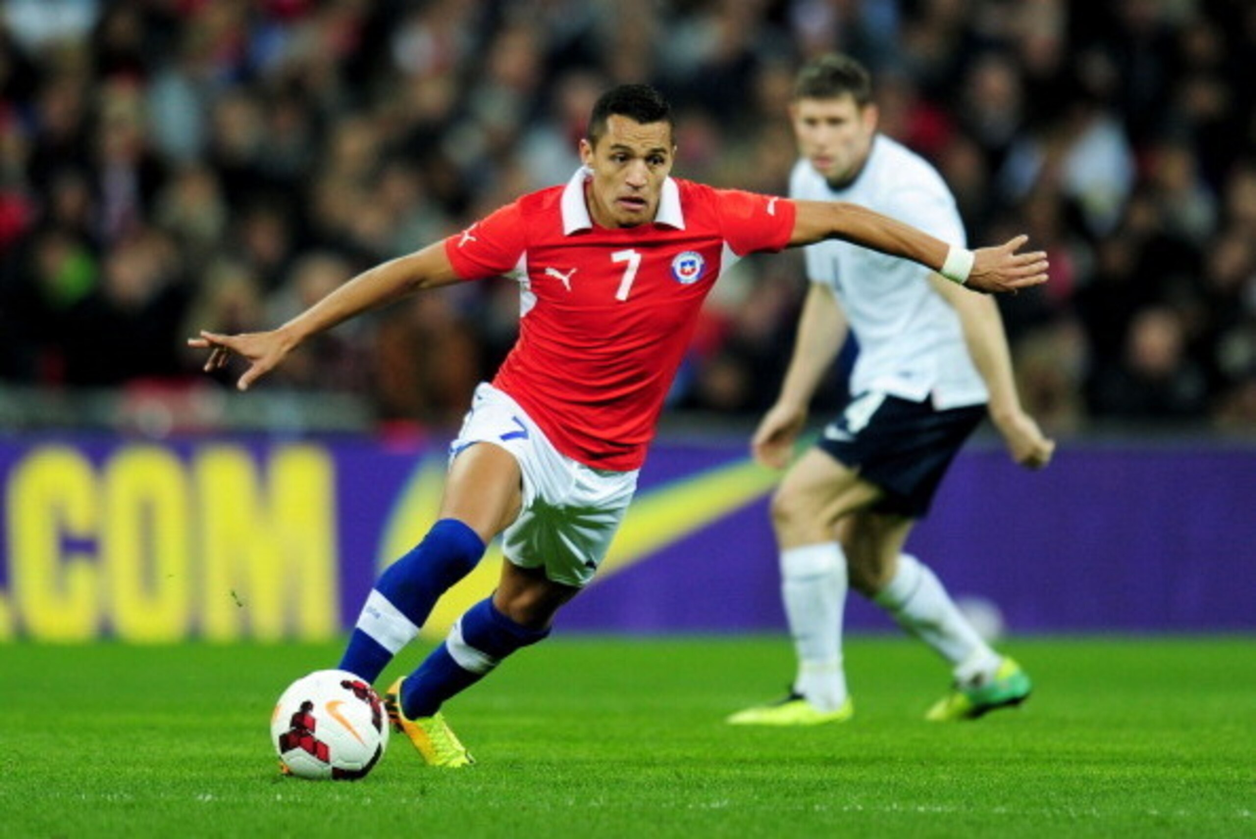 LONDON, ENGLAND - NOVEMBER 15:  Alexis Sanchez of Chile in action during the international friendly match between England and Chile at Wembley Stadium on November 15, 2013 in London, England.  (Photo by Shaun Botterill/Getty Images)