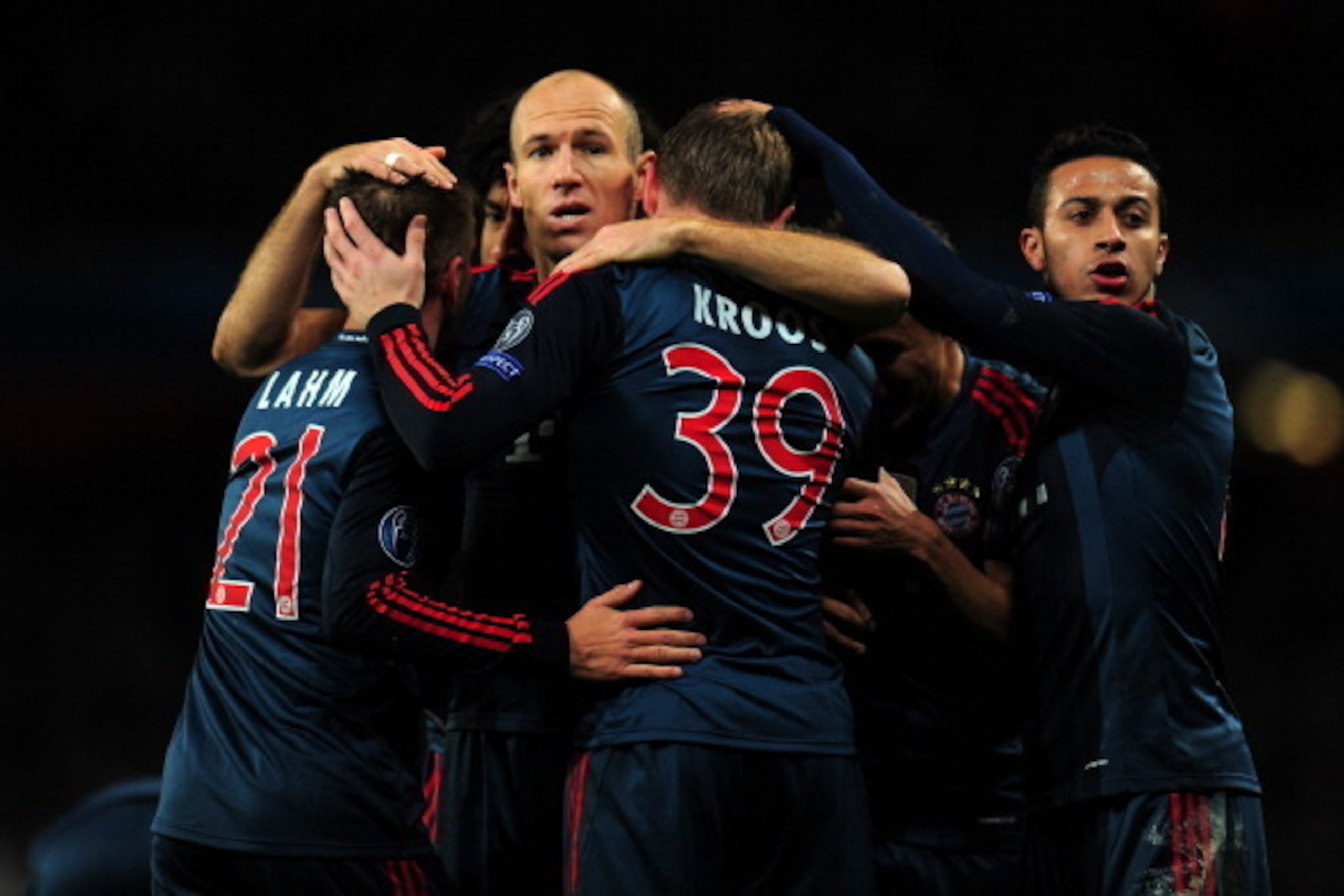 LONDON, ENGLAND - FEBRUARY 19:  Arjen Robben of Bayern Muenchen congratulates Toni Kroos of Bayern Muenchen on scoring their first goal during the UEFA Champions League Round of 16 first leg match between Arsenal and FC Bayern Muenchen at Emirates Stadium
