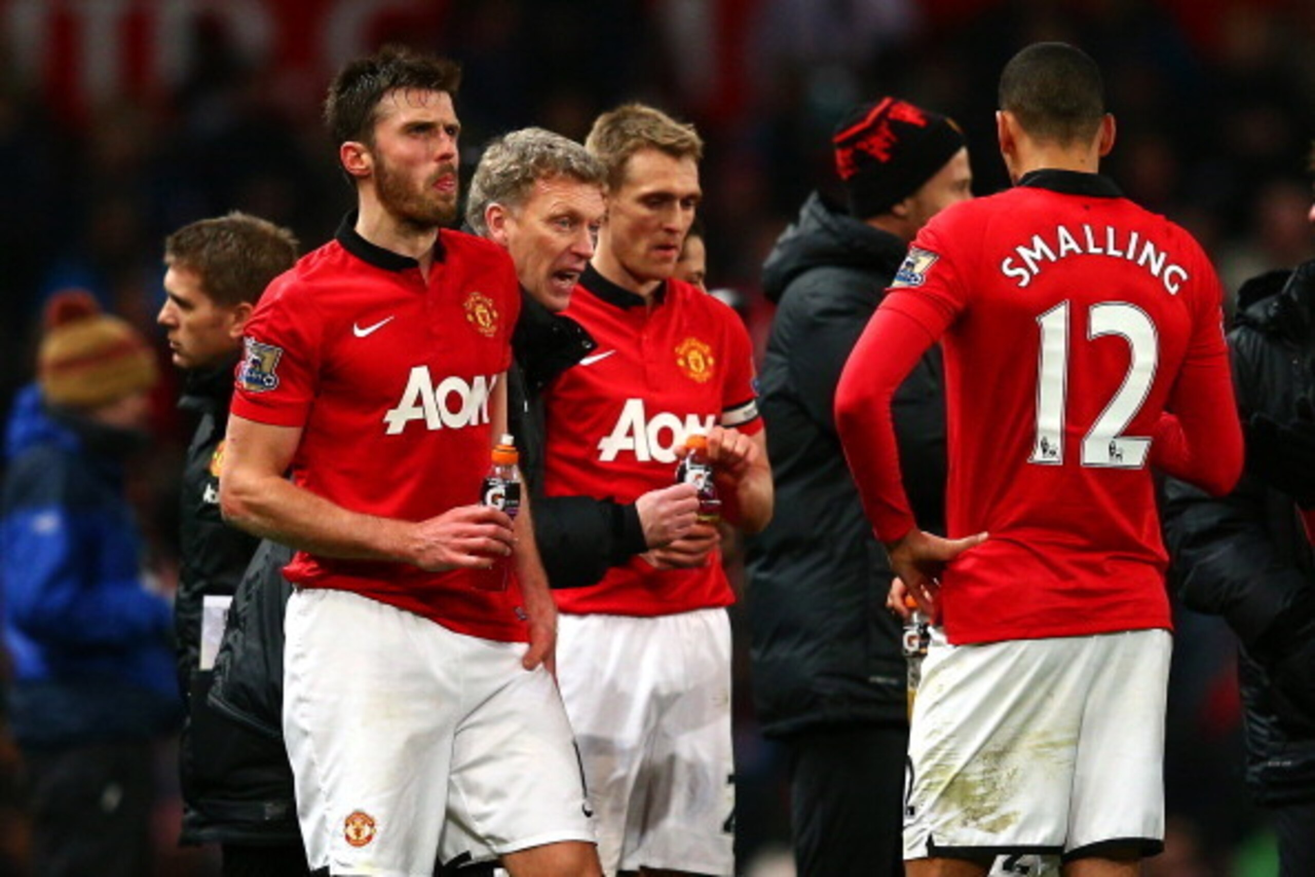 MANCHESTER, ENGLAND - JANUARY 22:  David Moyes the Manchester United manager speaks with his players prior to extra time during the Capital One Cup semi final, second leg match between Manchester United and Sunderland at Old Trafford on January 22, 2014 i