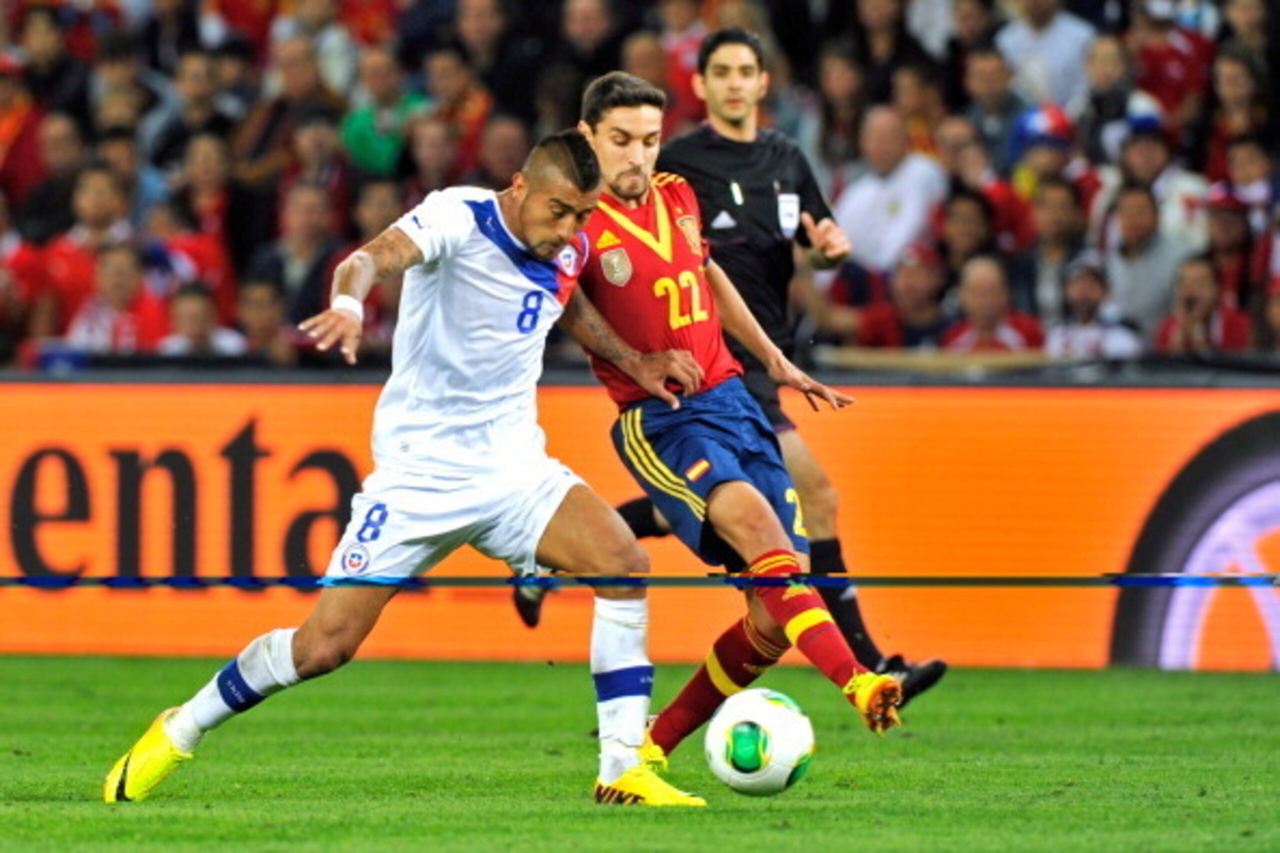 GENEVA, SWITZERLAND - SEPTEMBER 10:  Arturo Vidal of Chile and Jesus Navas of Spain compete for the ball during the Spain v Chile international friendly at Stade de Geneve on September 10, 2013 in Geneva, Switzerland.  (Photo by Harold Cunningham/Getty Im