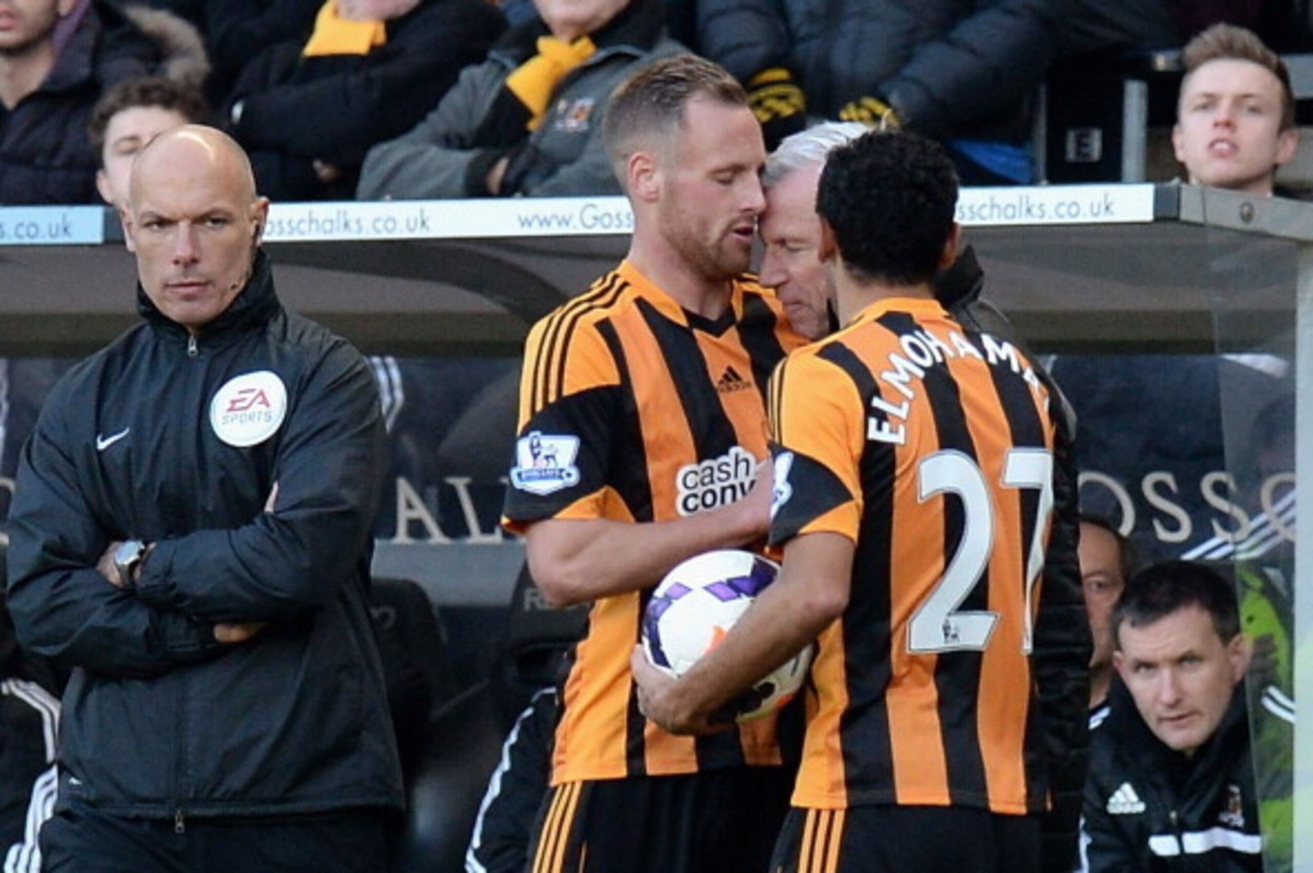 HULL, ENGLAND - MARCH 01:  David Meyler of Hull City clashes with Alan Pardew, Manager of Newcastle United during the Barclays Premier League match between Hull City and Newcastle United at KC Stadium on March 1, 2014 in Hull, England.  (Photo by Tony Mar