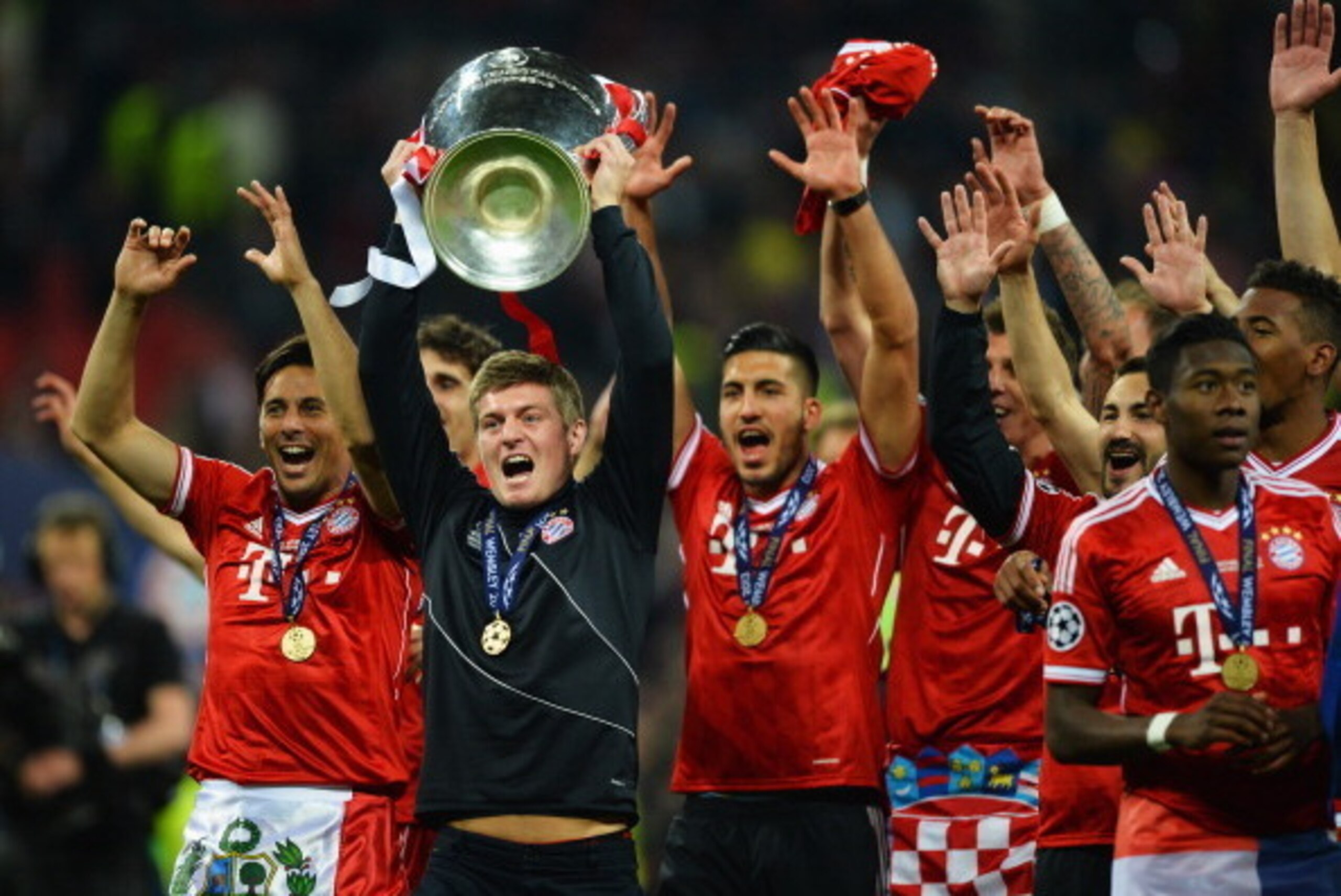 LONDON, ENGLAND - MAY 25:  Toni Kroos of Bayern Muenchen celebrates with the trophy with team mates after victory in the UEFA Champions League final match between Borussia Dortmund and FC Bayern Muenchen at Wembley Stadium on May 25, 2013 in London, Unite