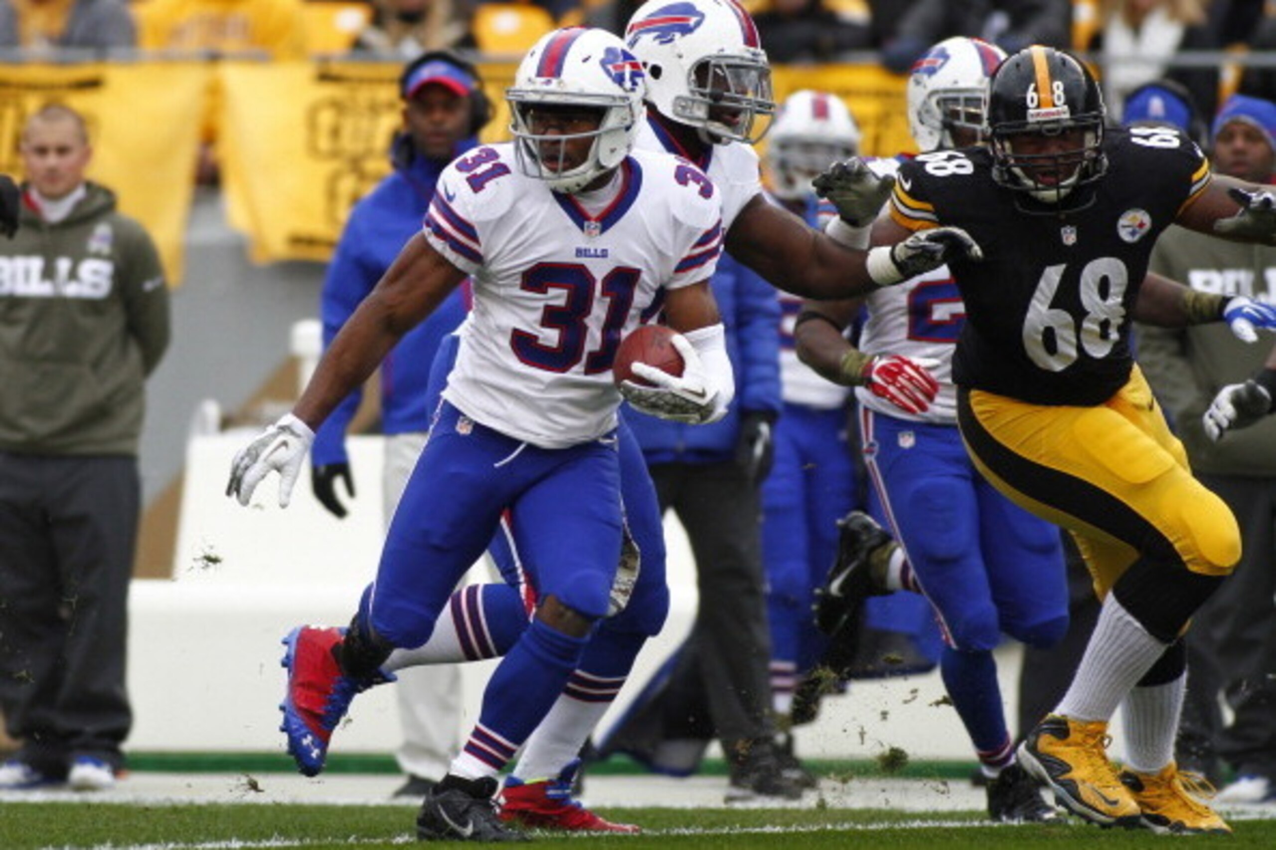 PITTSBURGH, PA - NOVEMBER 10:  Jairus Byrd #31 of the Buffalo Bills runs after catching an interception in the first half against the Pittsburgh Steelers during the game on November 10, 2013 at Heinz Field in Pittsburgh, Pennsylvania.  (Photo by Justin K.