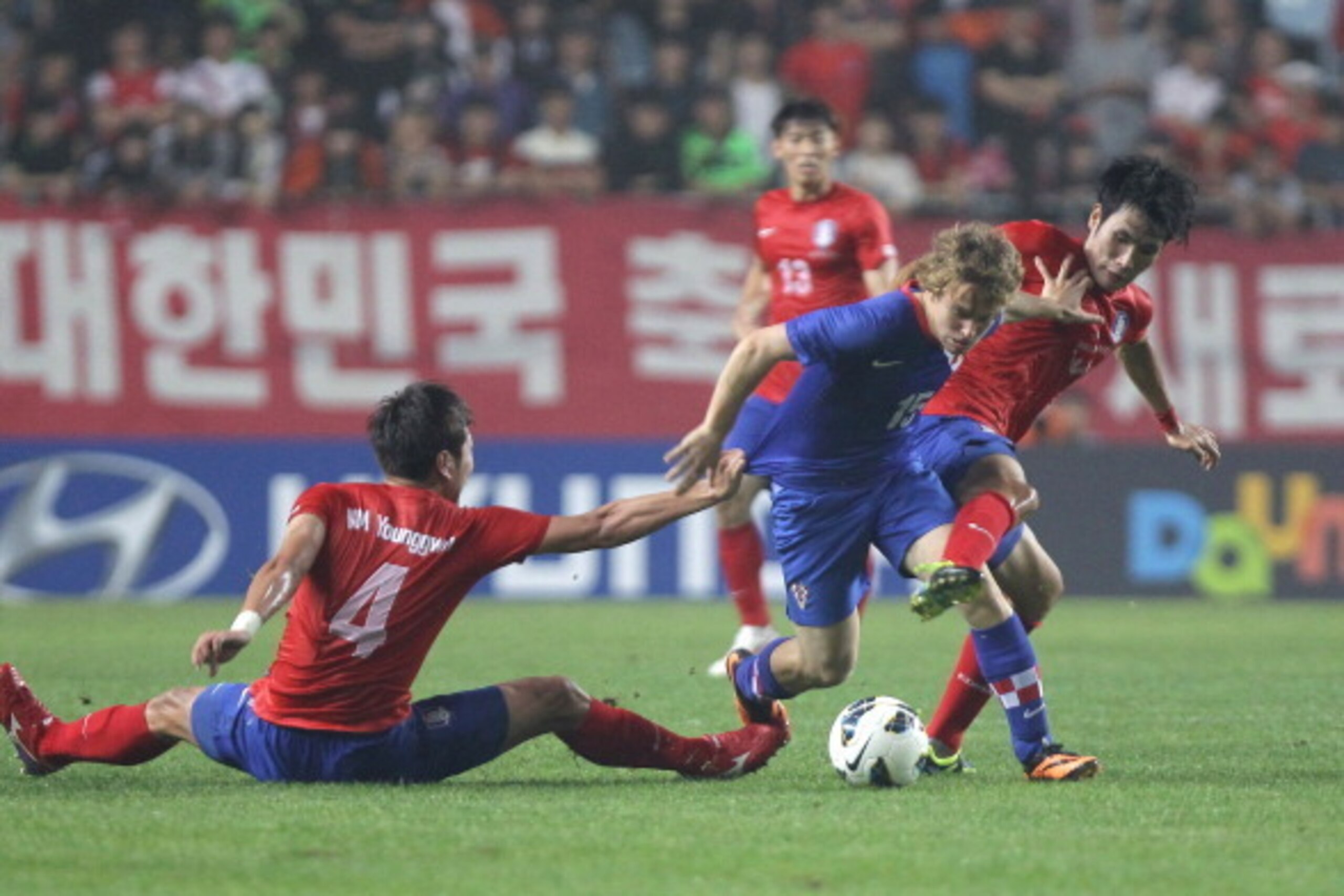 JEONJU, SOUTH KOREA - SEPTEMBER 10:  Alen Halilovic of Croatia competes for the ball with Kim Young-Gwon and Han Kook-Young of South Korea during the international friendly match between South Korea and Croatia at the Jeonju World Cup Stadium on September
