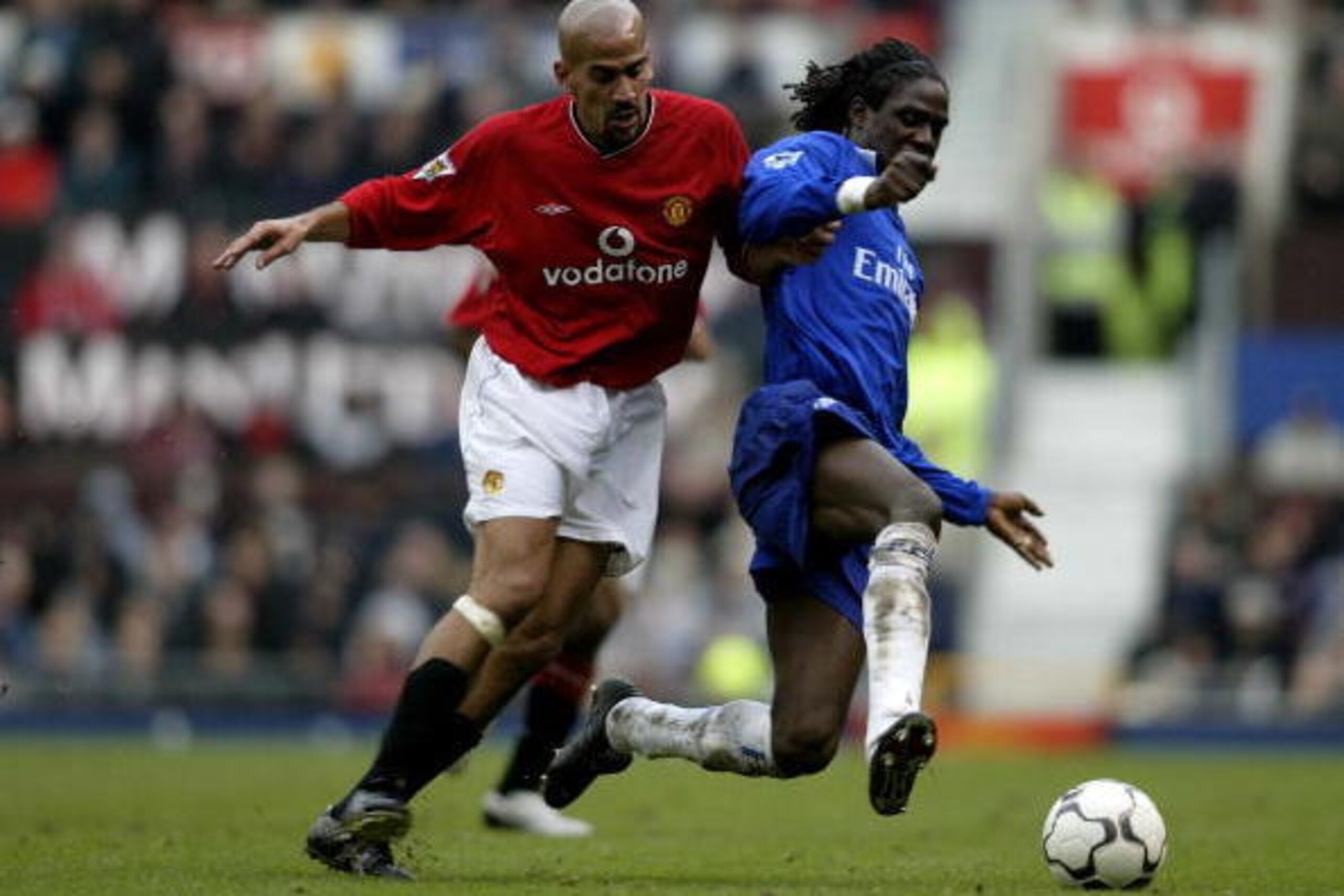 1 Dec 2001:  Juan Veron of Man Utd battles with Mario Melchiot of Chelsea during the Manchester United v Chelsea FA Barclaycard Premiership match at Old Trafford, Manchester. DIGITAL IMAGE Mandatory Credit: Gary M. Prior/ALLSPORT