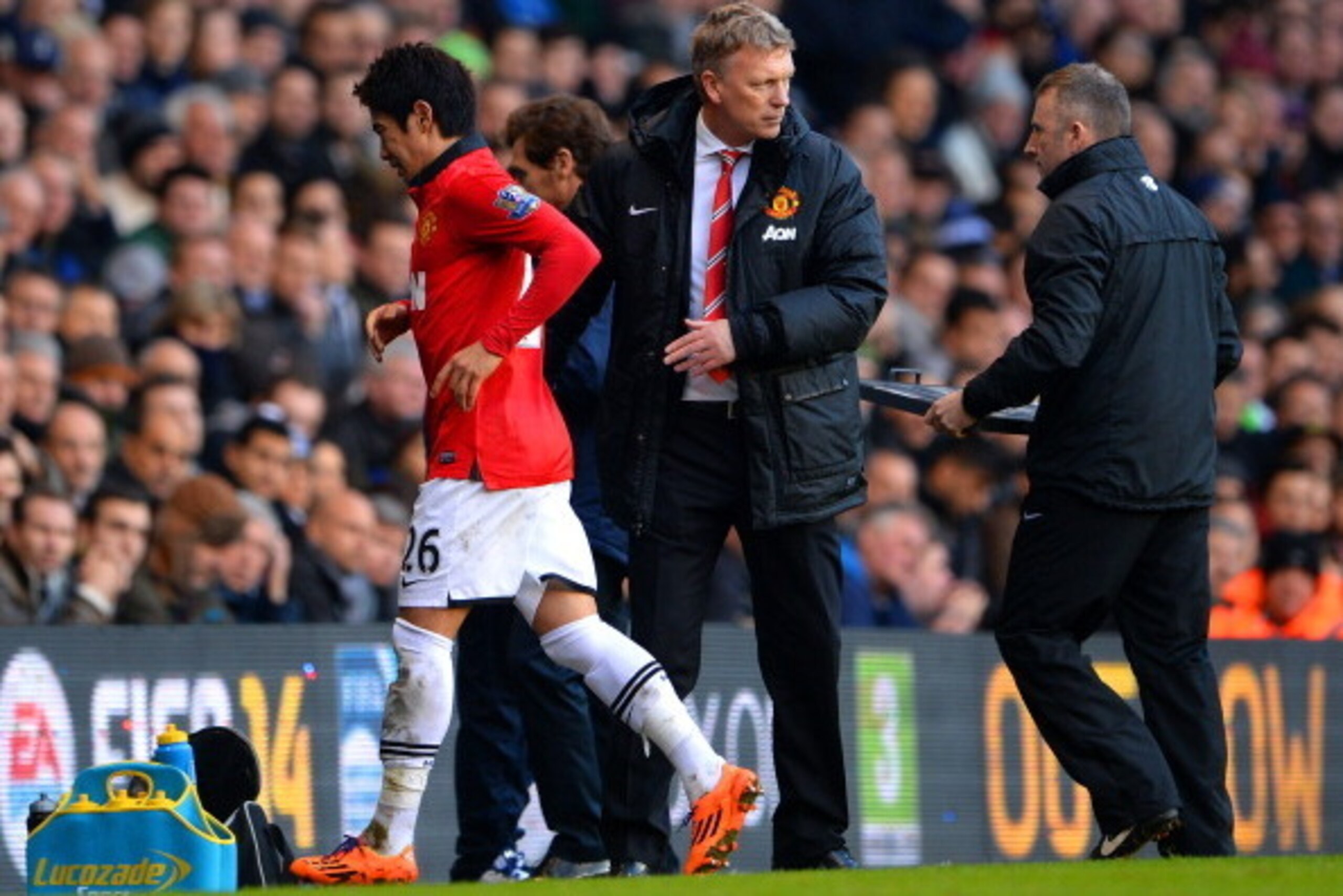 LONDON, ENGLAND - DECEMBER 01: David Moyes manager of Manchester United acknowledges Shinji Kagawa of Manchester United as he is substituted during the Barclays Premier League Match between Tottenham Hotspur and Manchester United at White Hart Lane on Dec