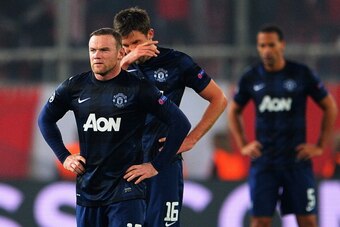 PIRAEUS, GREECE - FEBRUARY 25:  (L-R) Wayne Rooney and Michael Carrick of Manchester United react as they restart the game after conceding their second goal during the UEFA Champions League Round of 16 first leg match between Olympiacos FC and Manchester 