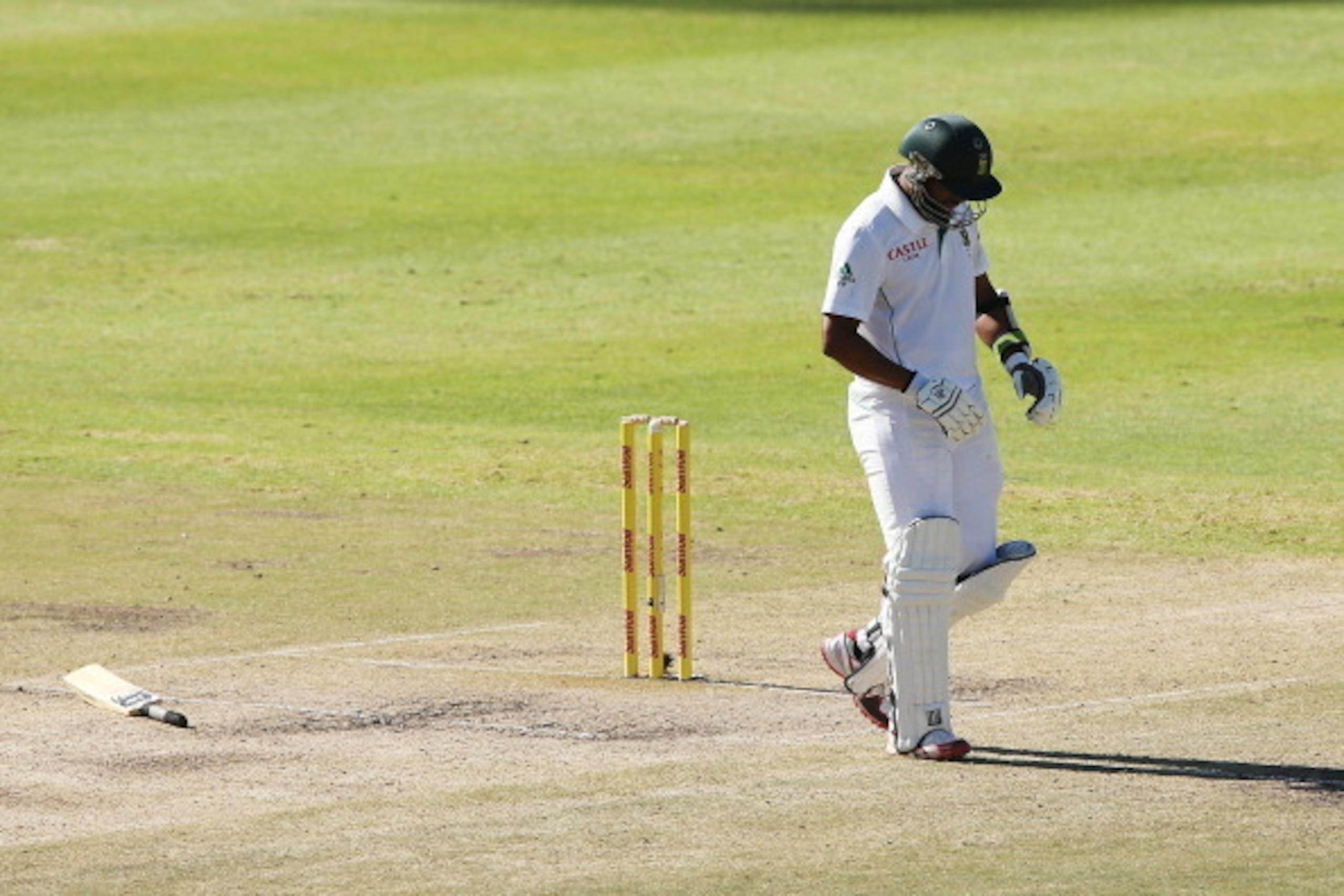 CAPE TOWN, SOUTH AFRICA - MARCH 05:  Vernon Philander of South Africa reacts after he was hit by a delivery from James Pattinson of Australia during day 5 of the third test match between South Africa and Australia at Sahara Park Newlands on March 5, 2014 