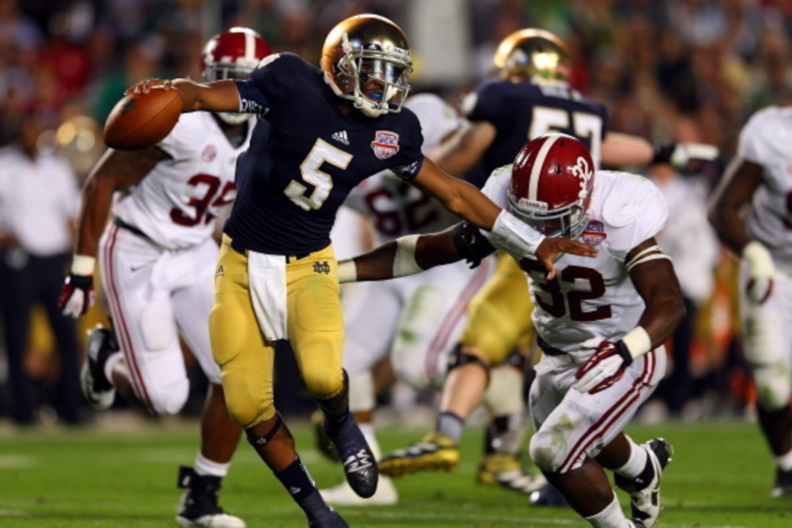 MIAMI GARDENS, FL - JANUARY 07:  Everett Golson #5 of the Notre Dame Fighting Irish runs with the ball against C.J. Mosley #32 of the Alabama Crimson Tide during the 2013 Discover BCS National Championship game at Sun Life Stadium on January 7, 2013 in Mi