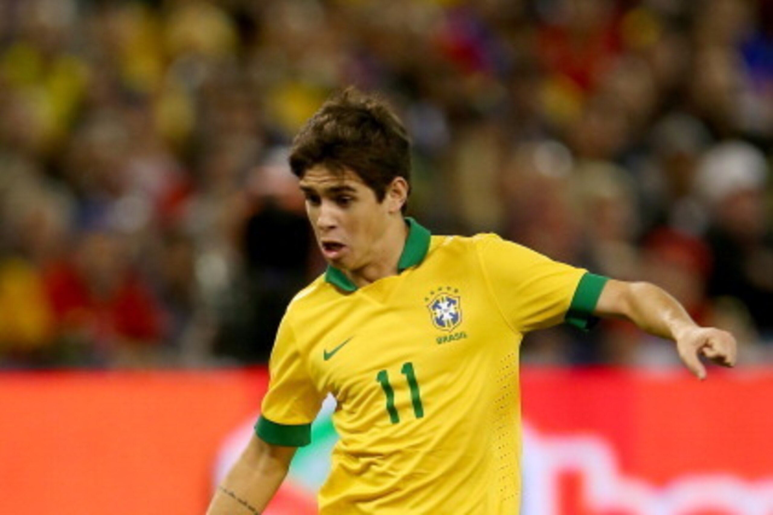 TORONTO, ON - NOVEMBER 19:  Oscar #11 of Brazil takes the ball against Chile during a friendly match at Rogers Centre on November 19, 2013 in Toronto, Canada.  (Photo by Elsa/Getty Images)