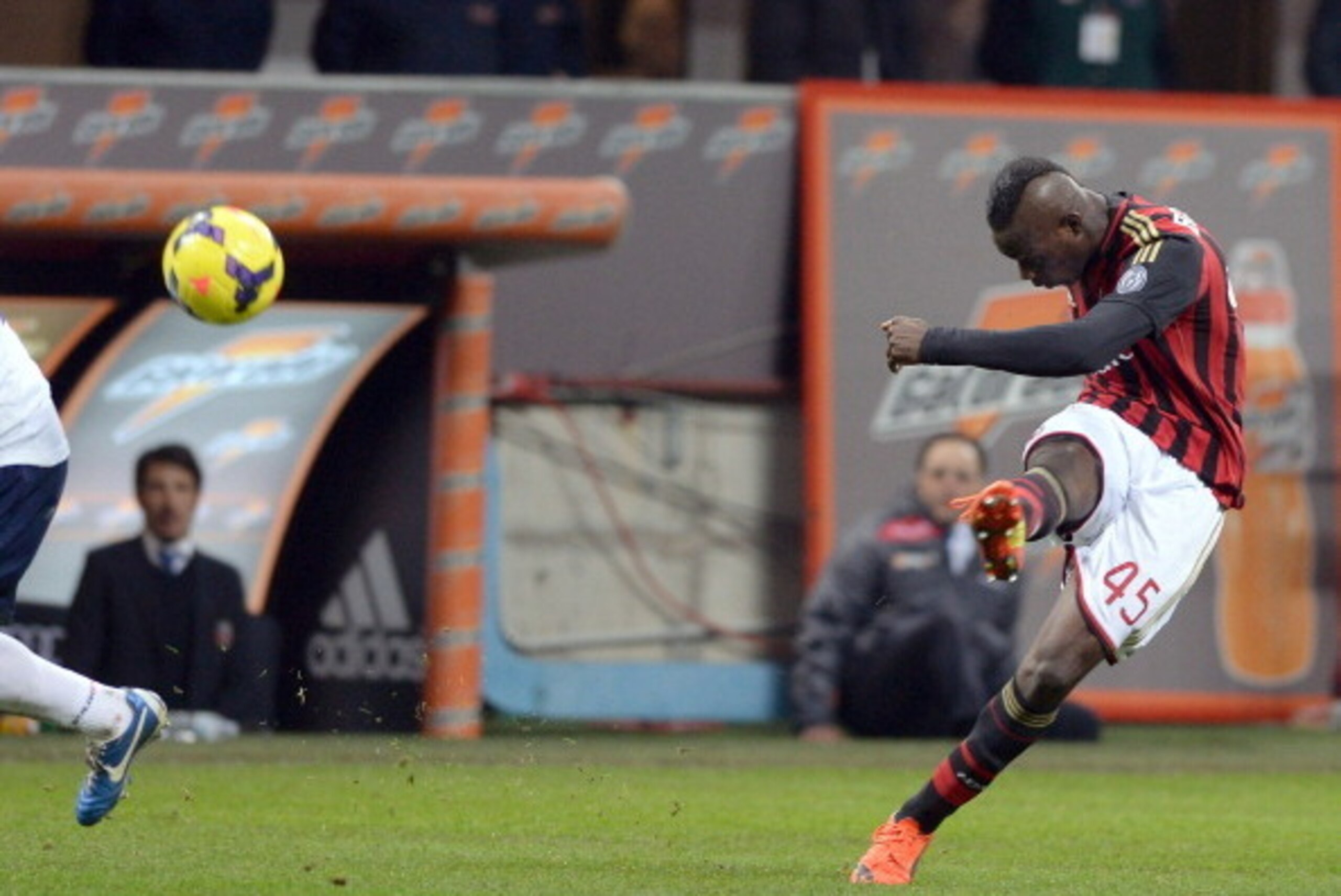 MILAN, ITALY - FEBRUARY 14: Mario Balotelli of AC Milan #45 scores the first goal during the Serie A match between AC Milan and Bologna FC at San Siro Stadium on February 14, 2014 in Milan, Italy. (Photo by Claudio Villa/Getty Images) MILAN, ITALY - FEBRUARY 14: Mario Balotelli of AC Milan #45 scores the first goal during the Serie A match between AC Milan and Bologna FC at San Siro Stadium on February 14, 2014 in Milan, Italy. (Photo by Claudio Villa/Getty Images)