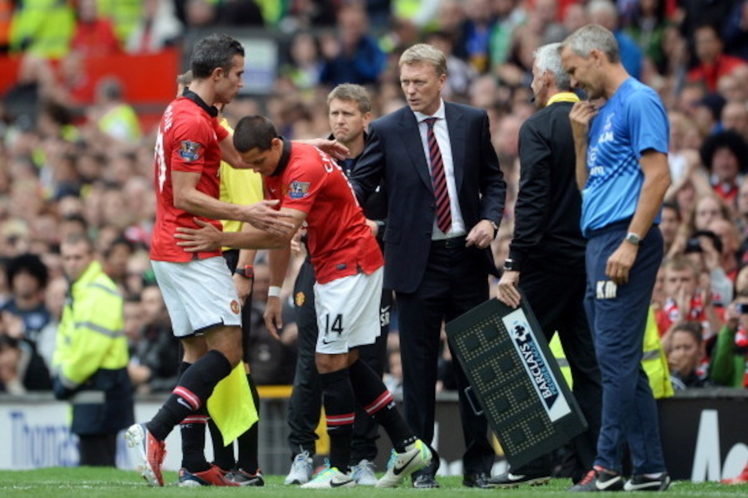 MANCHESTER, ENGLAND - SEPTEMBER 14:  David Moyes manager of Manchester United shakes hands with Robin van Persie as he is replaced by Javier Hernandez of Manchester United during the Barclays Premier League match between Manchester United and Crystal Pala