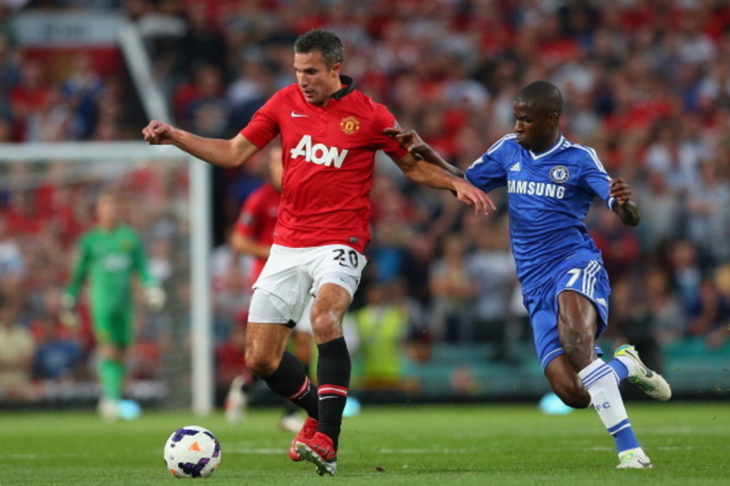 MANCHESTER, ENGLAND - AUGUST 26:  Robin van Persie of Manchester United competes with Ramires of Chelsea during the Barclays Premier League match between Manchester United and Chelsea at Old Trafford on August 26, 2013 in Manchester, England.  (Photo by A