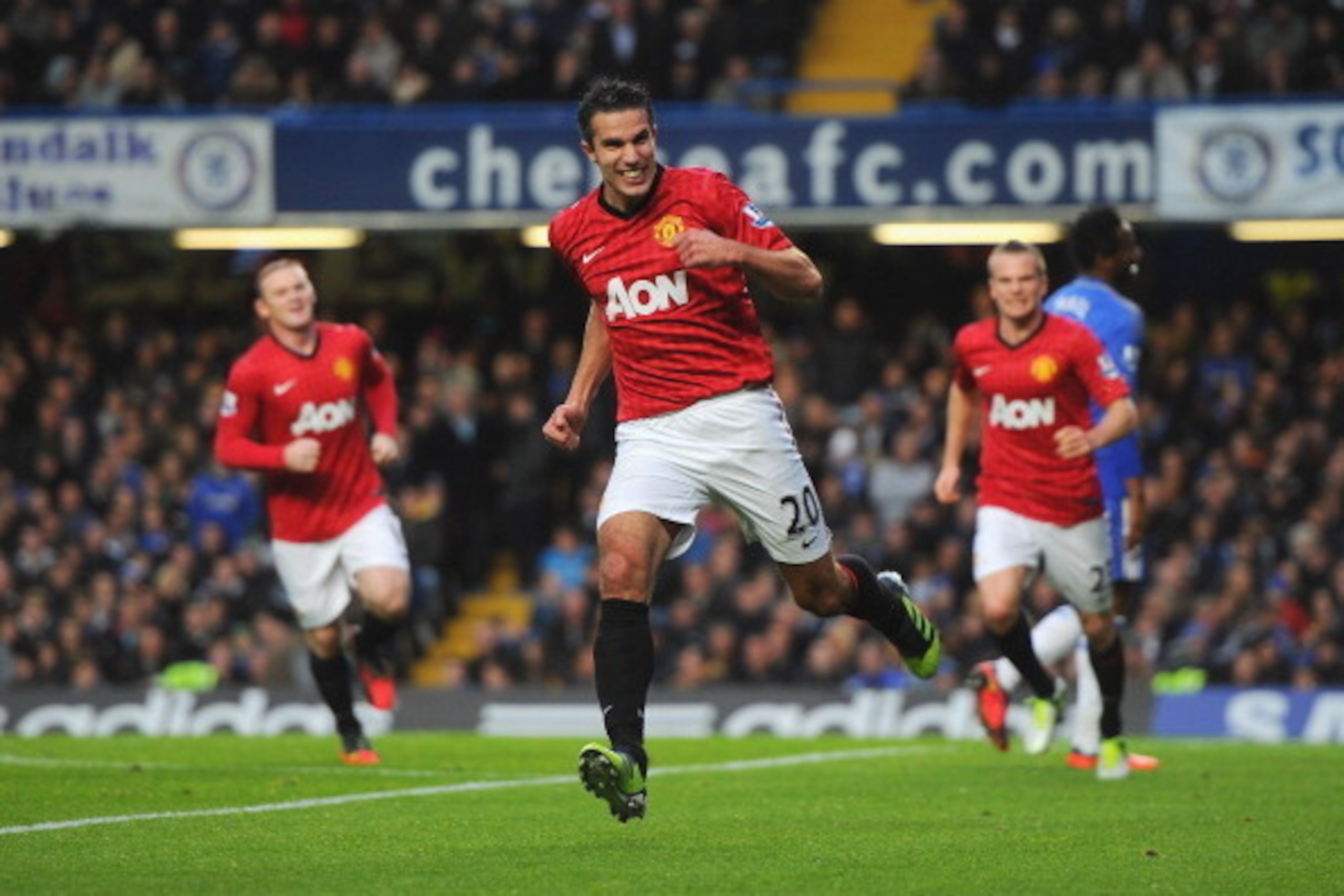 LONDON, ENGLAND - OCTOBER 28:  Robin van Persie of Manchester United celebrates scoring the second goal during the Barclays Premier League match between Chelsea and Manchester United at Stamford Bridge on October 28, 2012 in London, England.  (Photo by Mi