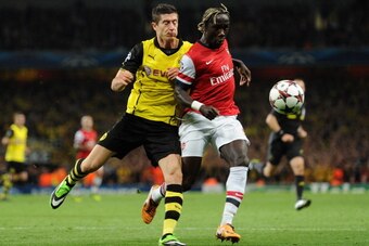 LONDON, ENGLAND - OCTOBER 22:  Robert Lewandowski of Borussia Dortmund and Bacary Sagna of Arsenal fight for the ball during the UEFA Champions League Group F match between Arsenal and  Borussia Dortmund at Emirates Stadium on October 22, 2013 in London, 