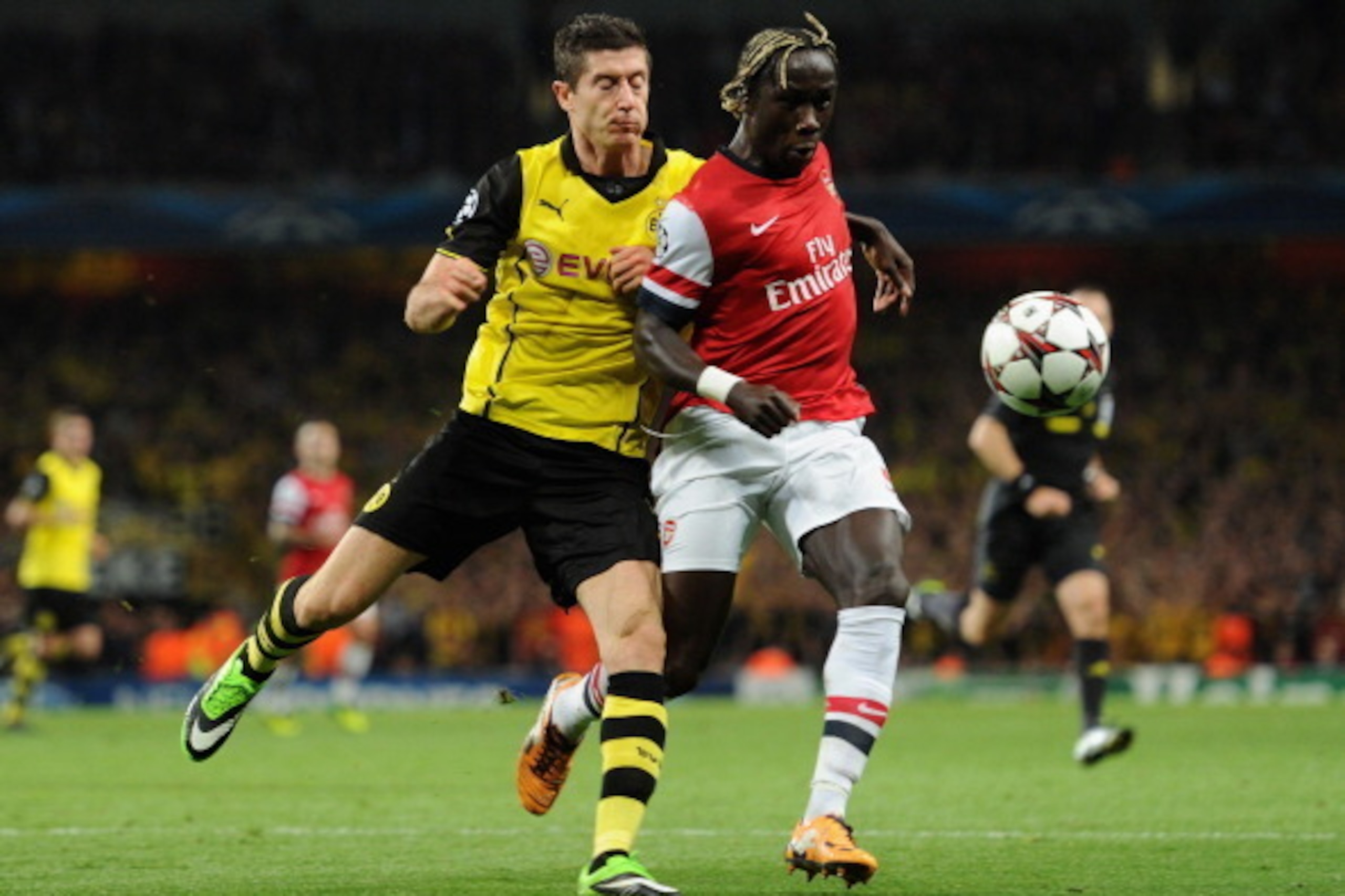 LONDON, ENGLAND - OCTOBER 22: Robert Lewandowski of Borussia Dortmund and Bacary Sagna of Arsenal fight for the ball during the UEFA Champions League Group F match between Arsenal and Borussia Dortmund at Emirates Stadium on October 22, 2013 in London, LONDON, ENGLAND - OCTOBER 22: Robert Lewandowski of Borussia Dortmund and Bacary Sagna of Arsenal fight for the ball during the UEFA Champions League Group F match between Arsenal and Borussia Dortmund at Emirates Stadium on October 22, 2013 in London,