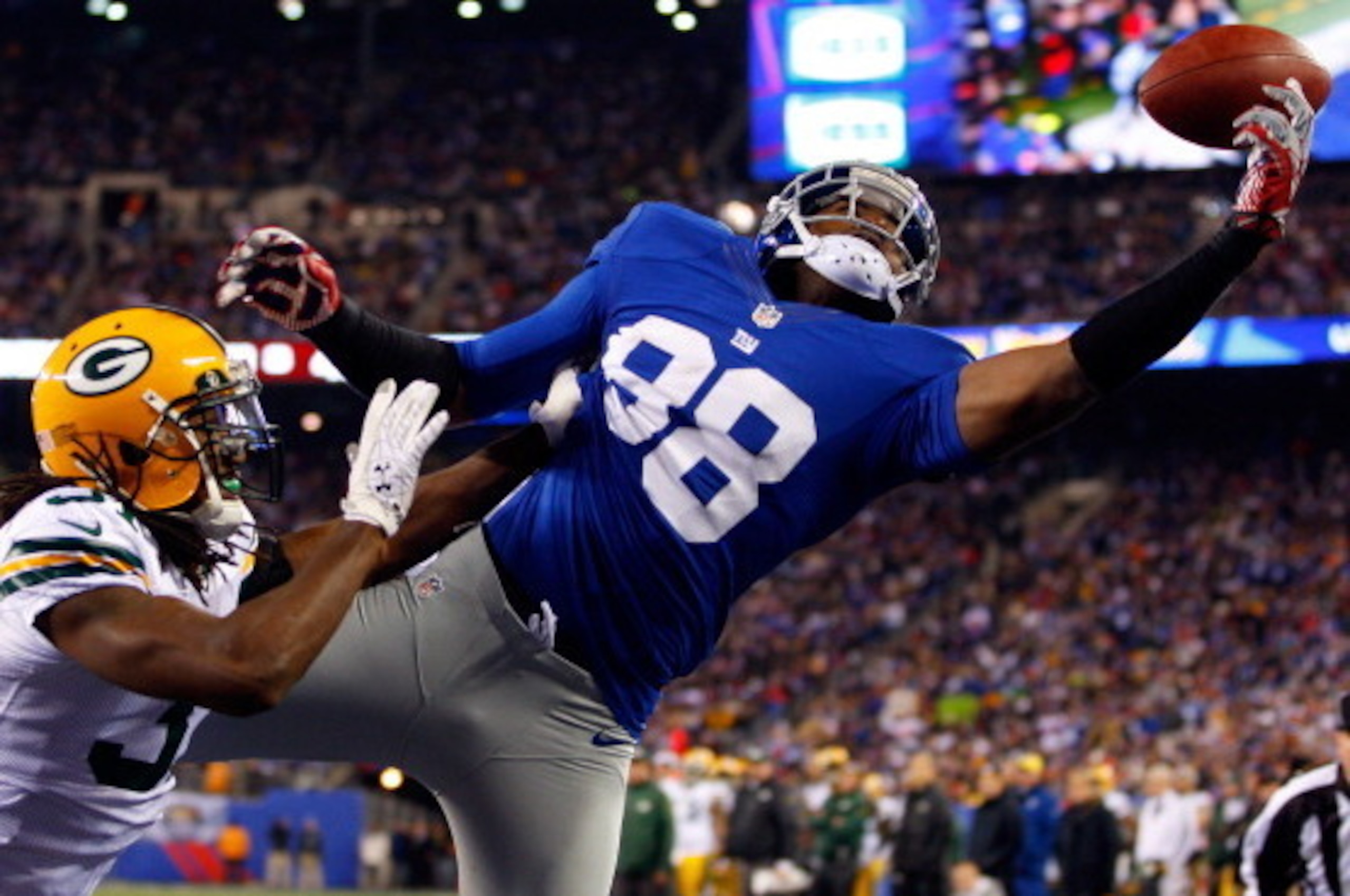 EAST RUTHERFORD, NJ - NOVEMBER 25:  Wide receiver Hakeem Nicks #88 of the New York Giants fails to make the touchdown catch against cornerback Davon House #31 of the Green Bay Packers at MetLife Stadium on November 25, 2012 in East Rutherford, New Jersey.