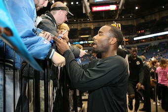 MINNEAPOLIS - DECEMBER 28:  Mateen Cleaves of the Seattle SuperSonics signs autographs for fans prior to the game against the Minnesota Timberwolves on December 28, 2005 at the Target Center in Minneapolis, Minnesota.  NOTICE TO USER:  User expressly ackn