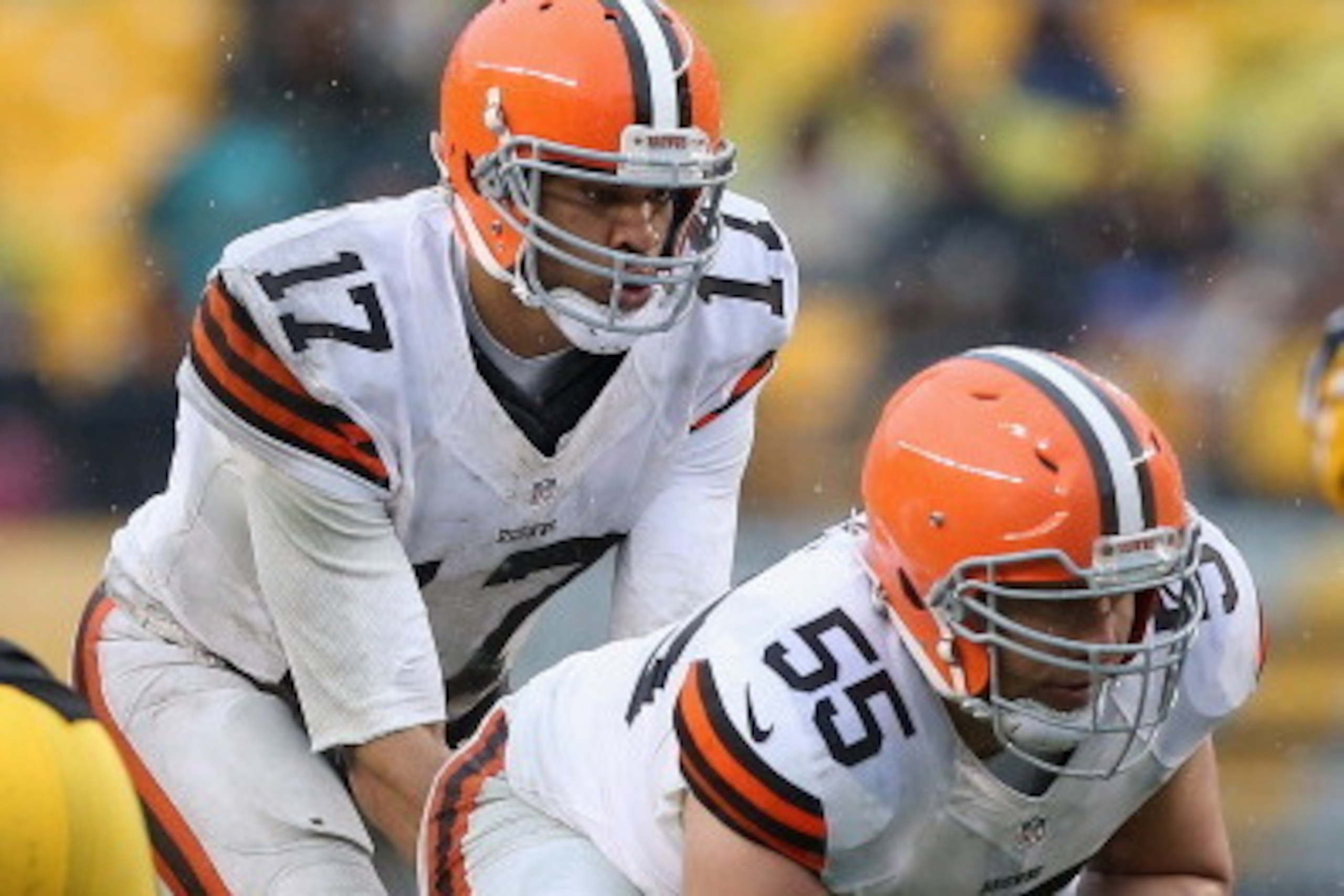 PITTSBURGH, PA - DECEMBER 29:  Alex Mack #55 prepares to snap the ball to Jason Campbell #17 of the Cleveland Browns against the Pittsburgh Steelers during their game at Heinz Field on December 29, 2013 in Pittsburgh, Pennsylvania.  The Steelers defeated 